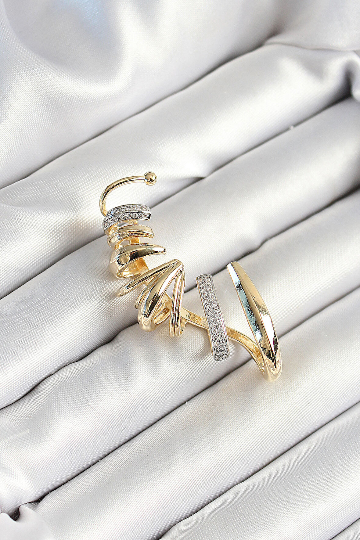 Pirinç Zirkon Taş Kaplamalı Sarmal Figürlü Gold Renk Kadın Sağ Kıkırdak Küpe - EBJ250530W34456