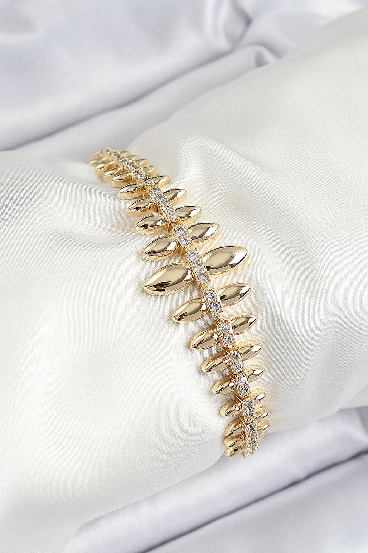 Pirinç Kurşun Model Zirkon Taşlı Gold Renk VİP Seri Kadın Bileklik - EBJ250620W35782