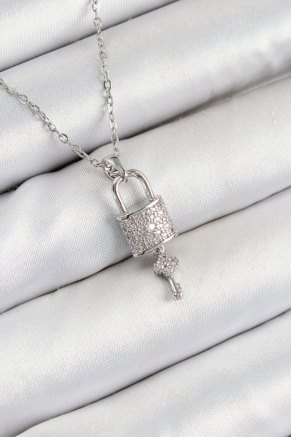  Zirkon Taşlı Kilit Ve Sallantılı Anahtar Model Gümüş Renk Kadın Kolye - EBJ250711W36521