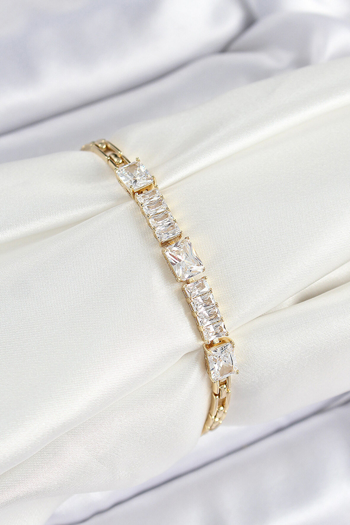 Xuping Pirinç Parçalı Su Yolu Model Gold Renk Kadın Bileklik - EBJ250726W36686