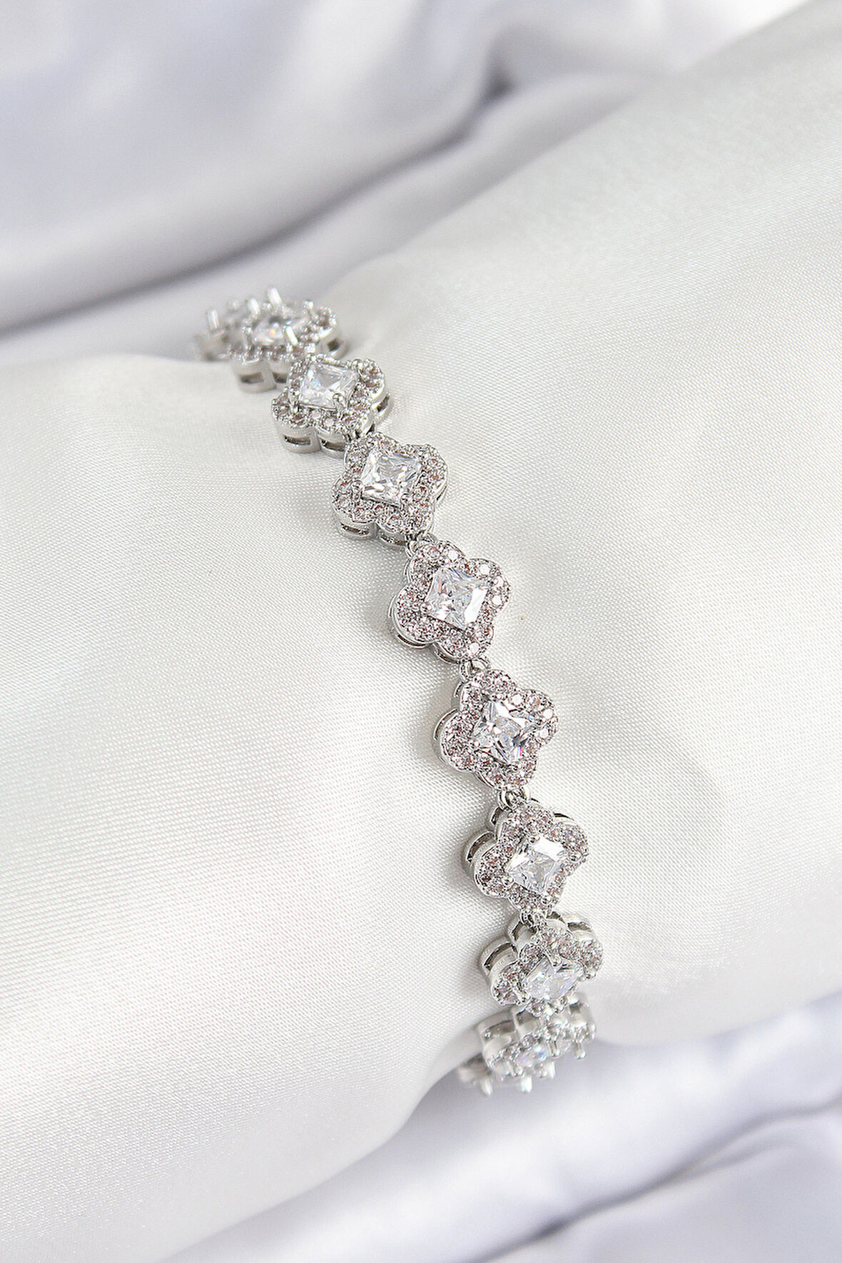 Pirinç Zirkon Taşlı Yonca Baget Model Gümüş Renk VIP Seri Kadın Bileklik - EBJ250726W36777