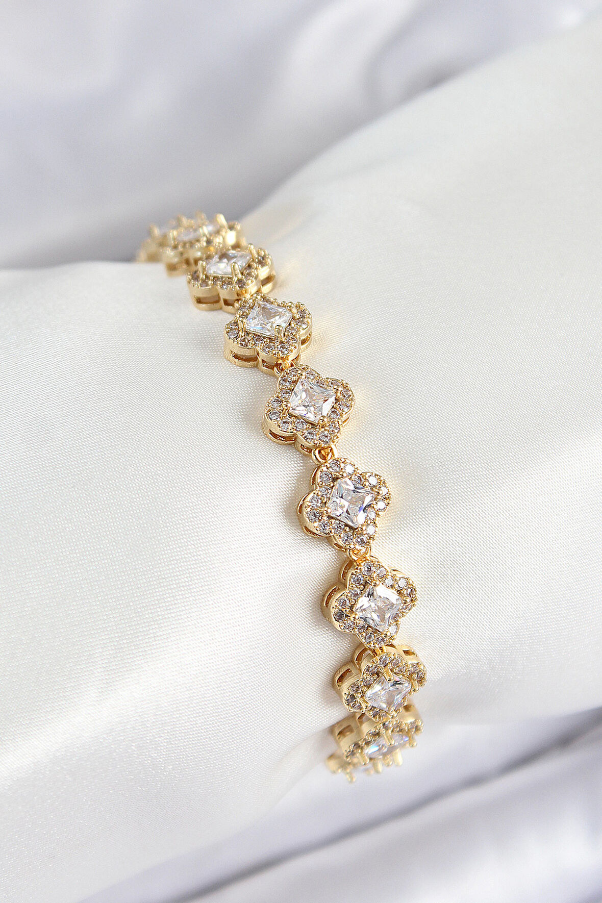 Pirinç Zirkon Taşlı Yonca Baget Model Gold Renk VIP Seri Kadın Bileklik - EBJ250726W36778