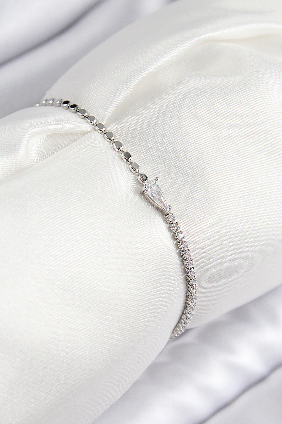 Pirinç Zirkon Taşlı Damla Model Ezme Zincir Gümüş Renk Kadın Bileklik - EBJ250726W36892