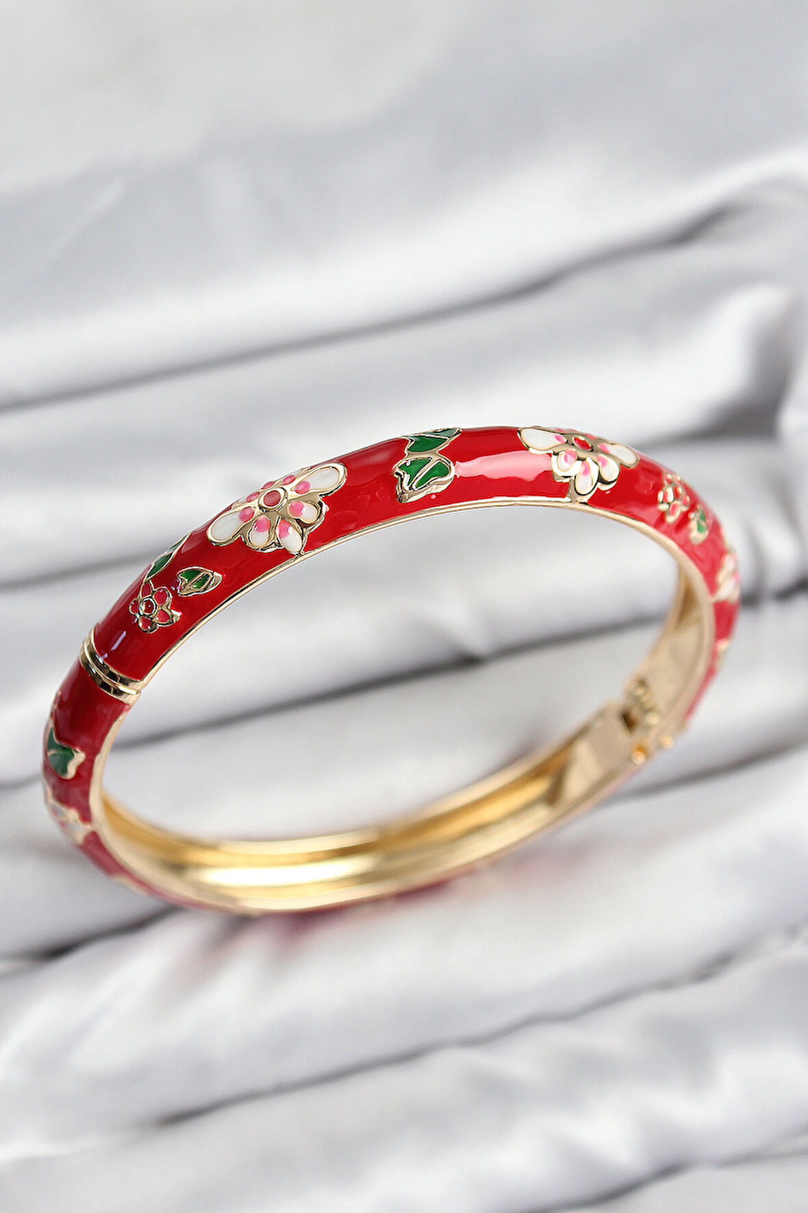 Mineli Pirinç Kırmızı Çiçek Motifli Gold Kadın Kelepçe - EBJ250802W36964