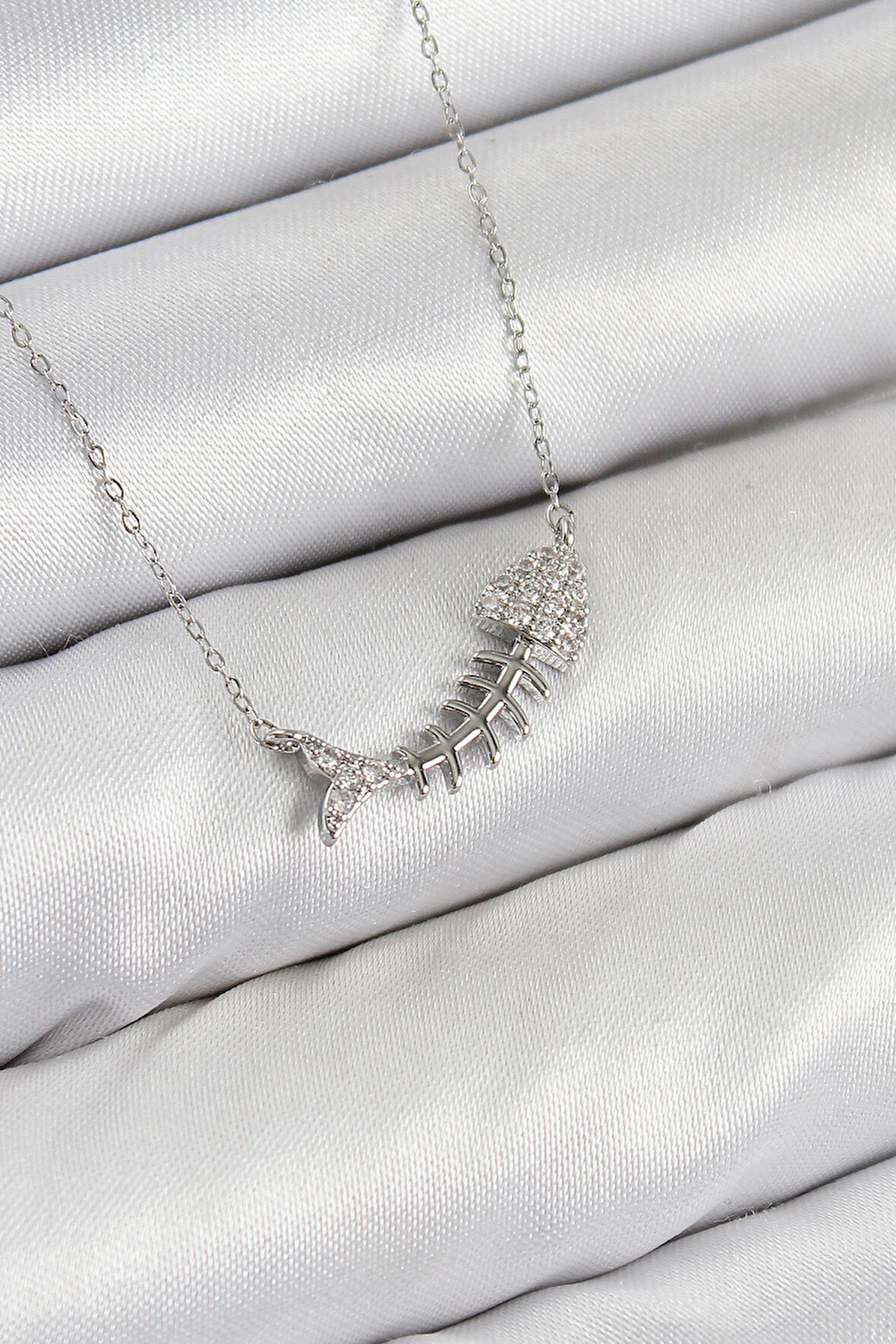 Pirinç Zirkon Taşlı Balık Kılçığı Model Gümüş Renk Kadın Kolye - EBJ250802W37066