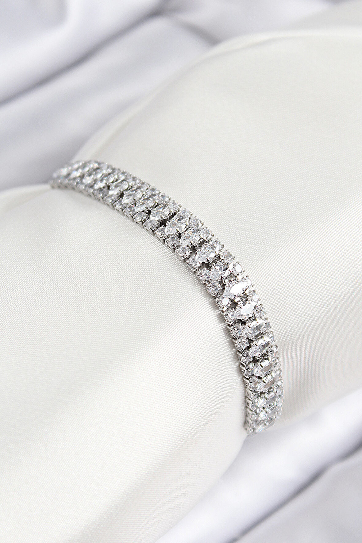 Pirinç Zirkon Taşlı Tennıs Model Gümüş Renk Asansörlü Kadın Bileklik - EBJ250816W37423