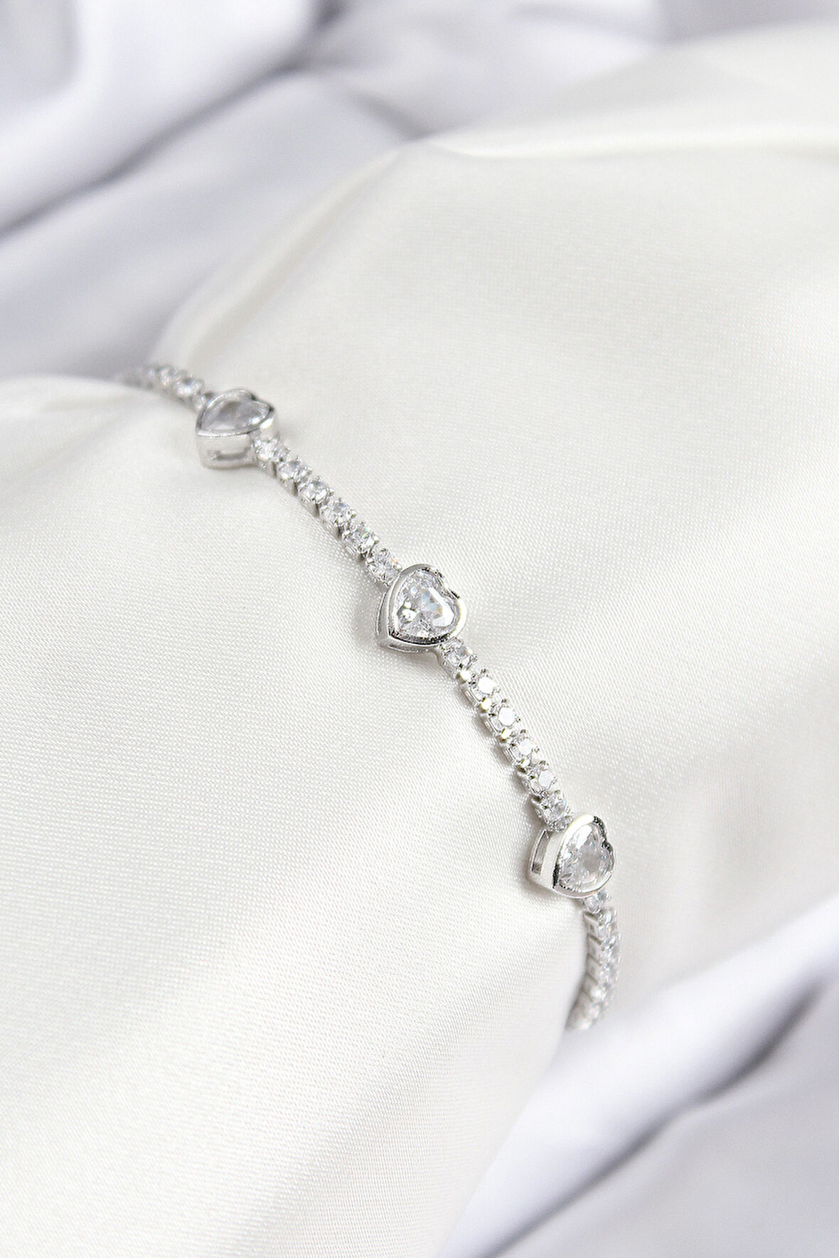 Pirinç Zirkon Taşlı Sıralı Kalp Model Gümüş Renk Asansörlü Kadın Bileklik - EBJ250816W37435