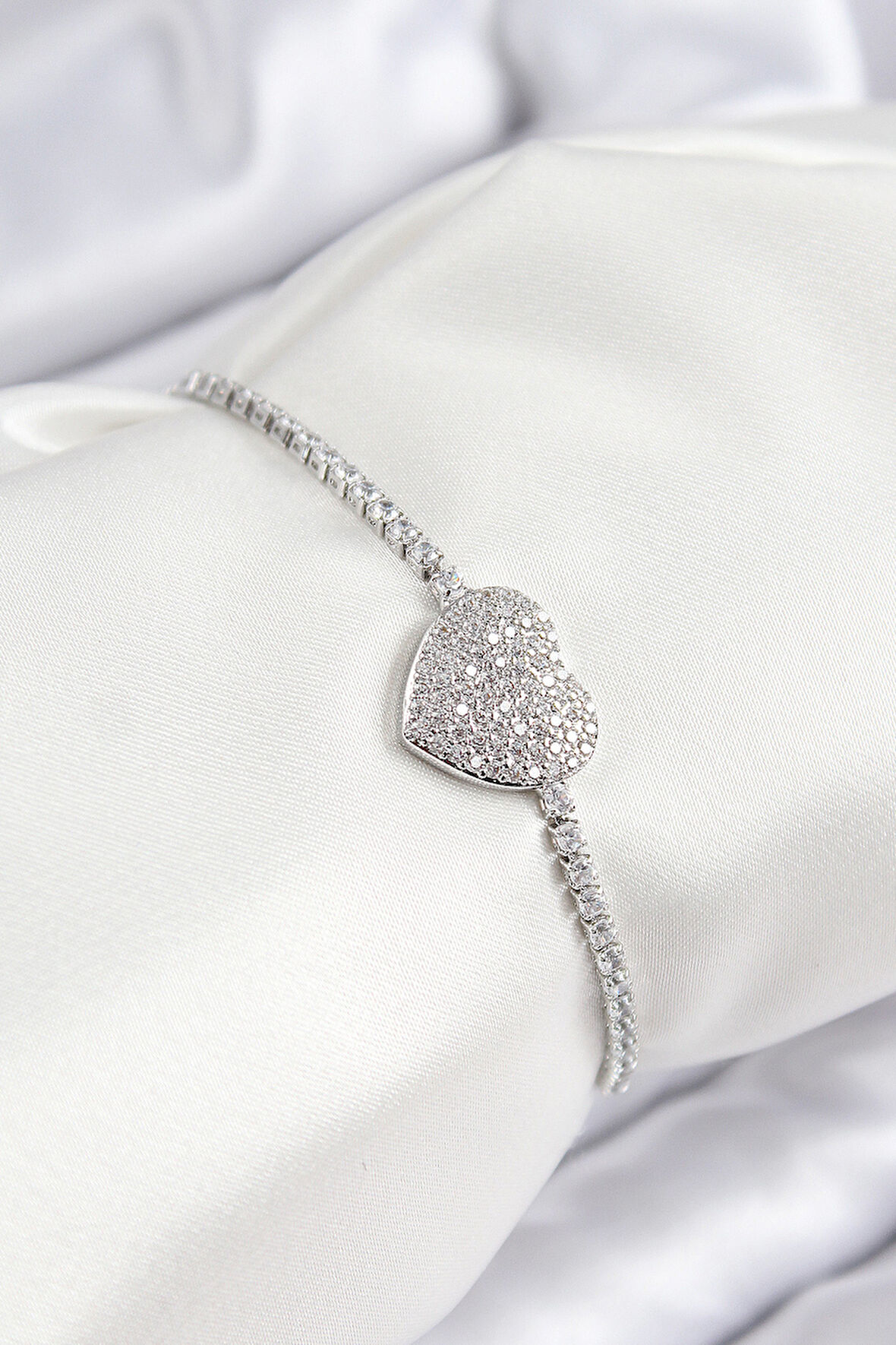 Pirinç Zirkon Taşlı Kalp Model Gümüş Renk Asansörlü Kadın Bileklik - EBJ250816W37453