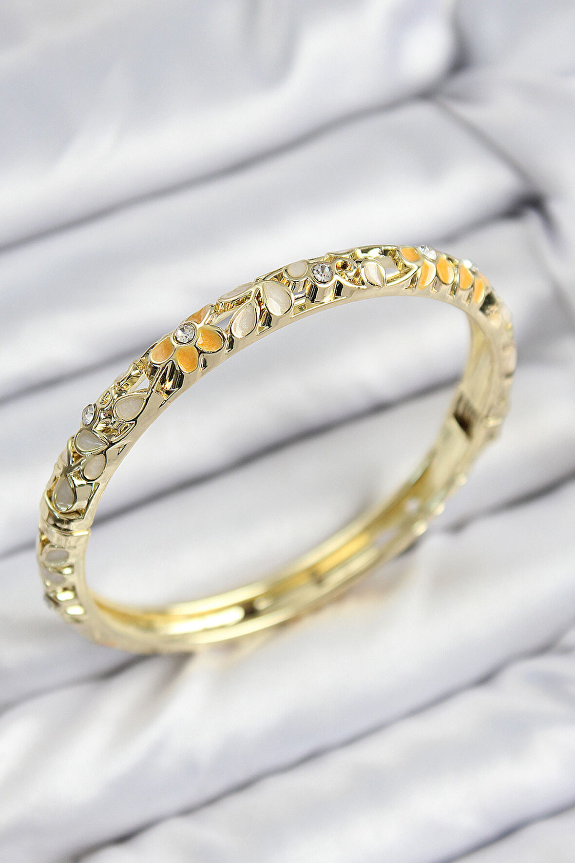 Mineli Pirinç Zirkon Taşlı Sarı Krem Çiçek Motifli Gold Kadın Kelepçe - EBJ250816W37466
