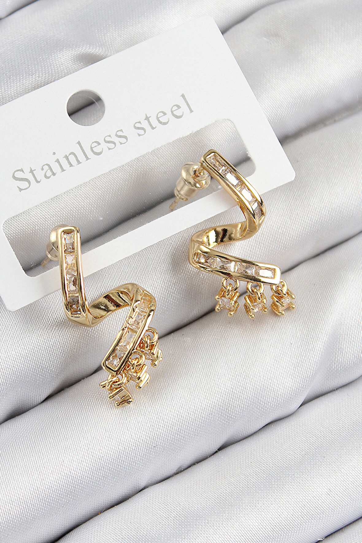 Pirinç Zirkon Taşlı Kıvrımlı Model Gold Renk Kadın Küpe - EBJ250816W37194