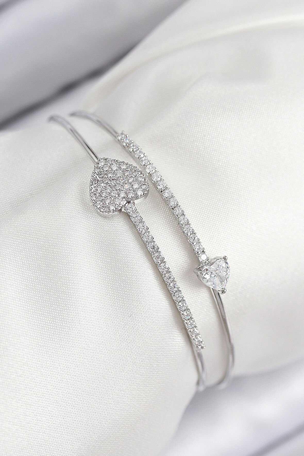 Pirinç Zirkon Taşlı Kalp Model Gümüş Renk Kadın Bileklik - EBJ250902W37712