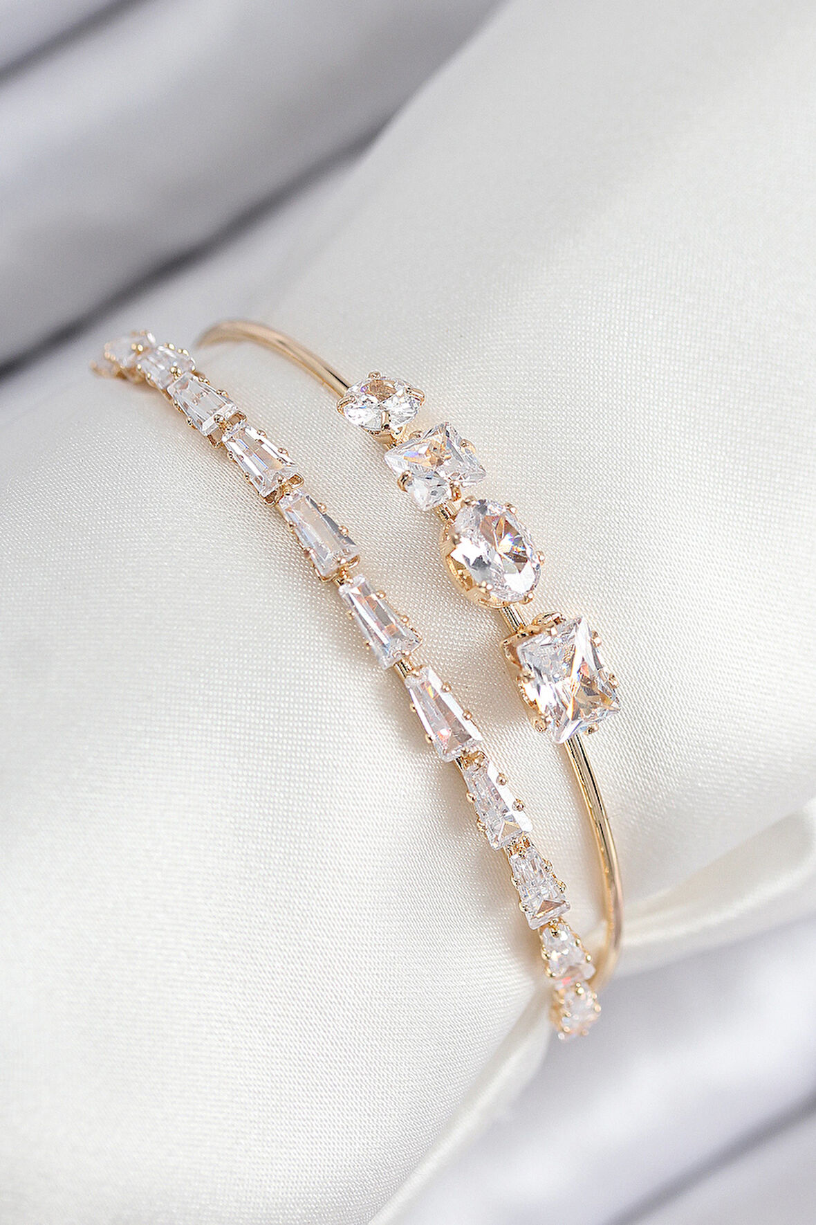 Pirinç Zirkon Taşlı Su Yolu Model Gold Renk Kadın Bileklik - EBJ250902W37725