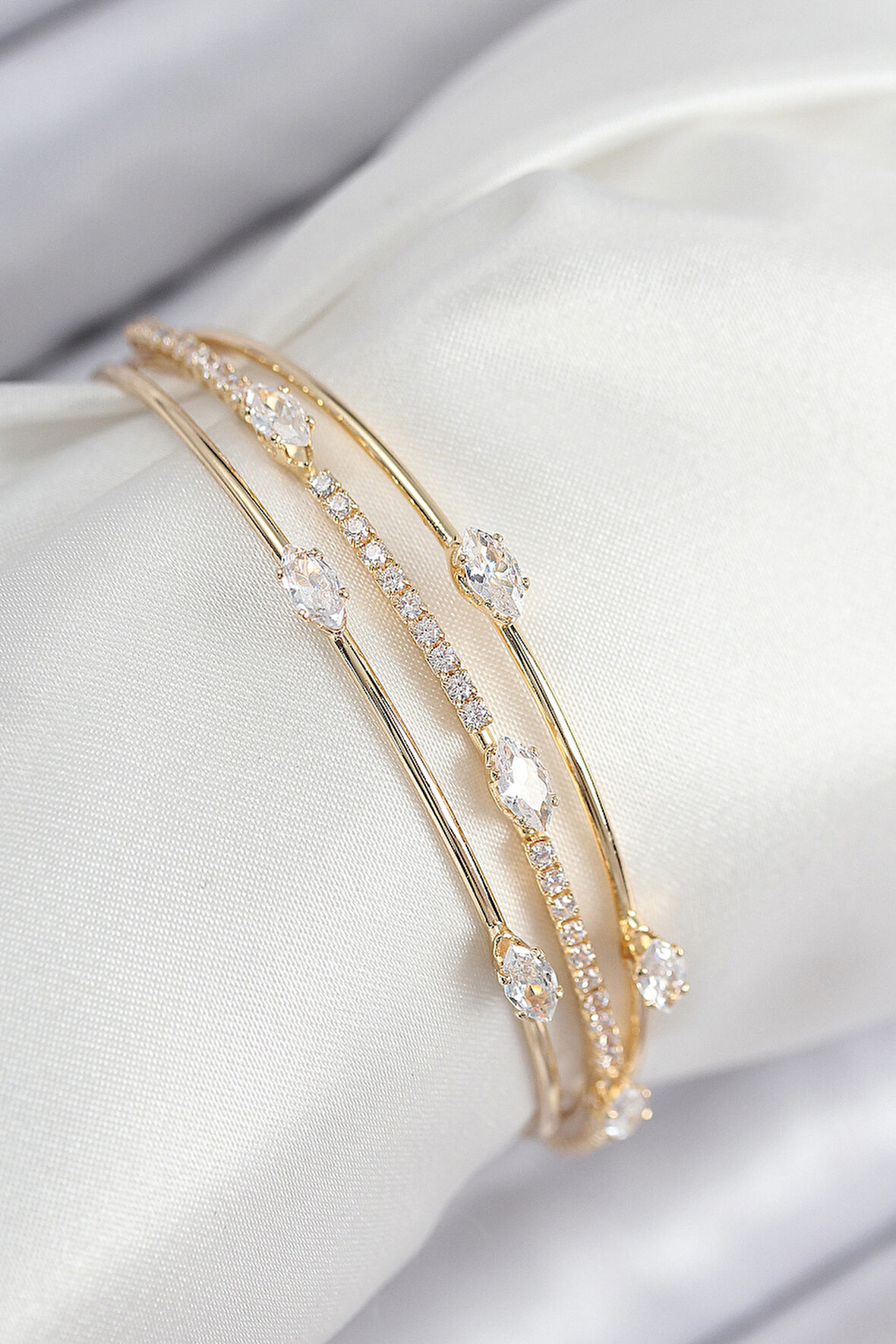 Pirinç Zirkon Taşlı Su Yolu Model Gold Renk Kadın Bileklik - EBJ250902W37727