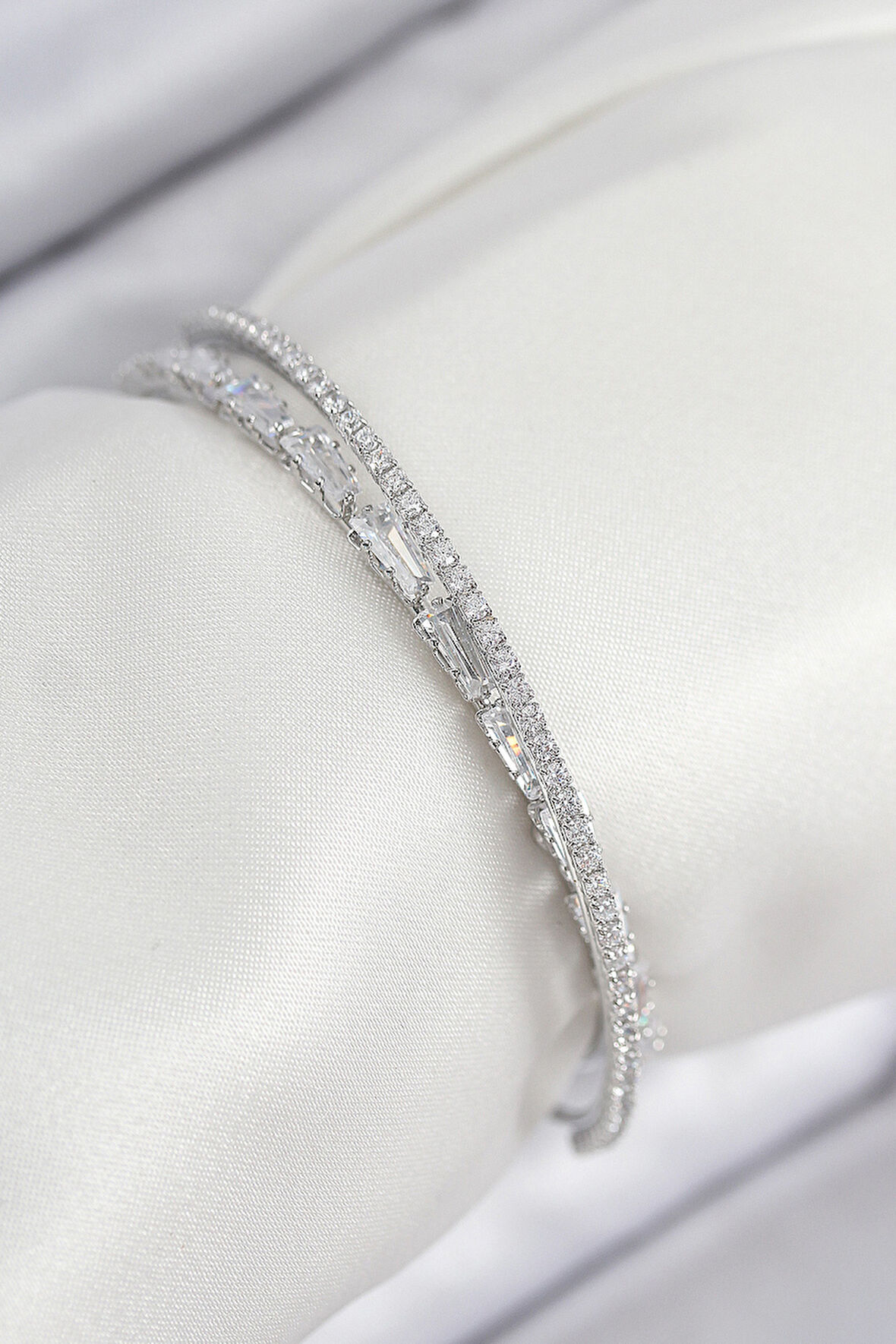 Pirinç Zirkon Taşlı Su Yolu Model Gümüş Renk Kadın Bileklik - EBJ250902W37742