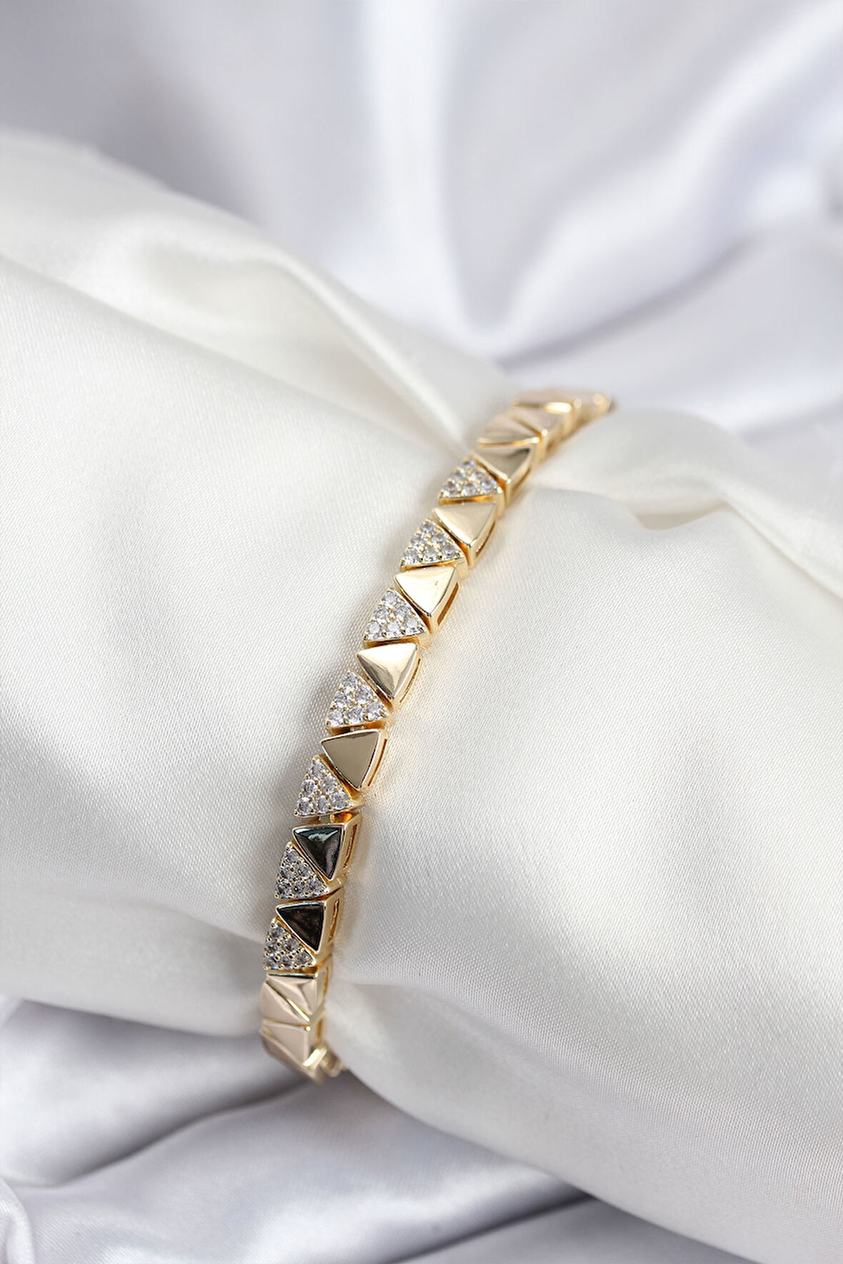 Pirinç VIP Seri Gold Renk Sıralı Üçgen Model Kadın Bileklik - EBJ250920W37885