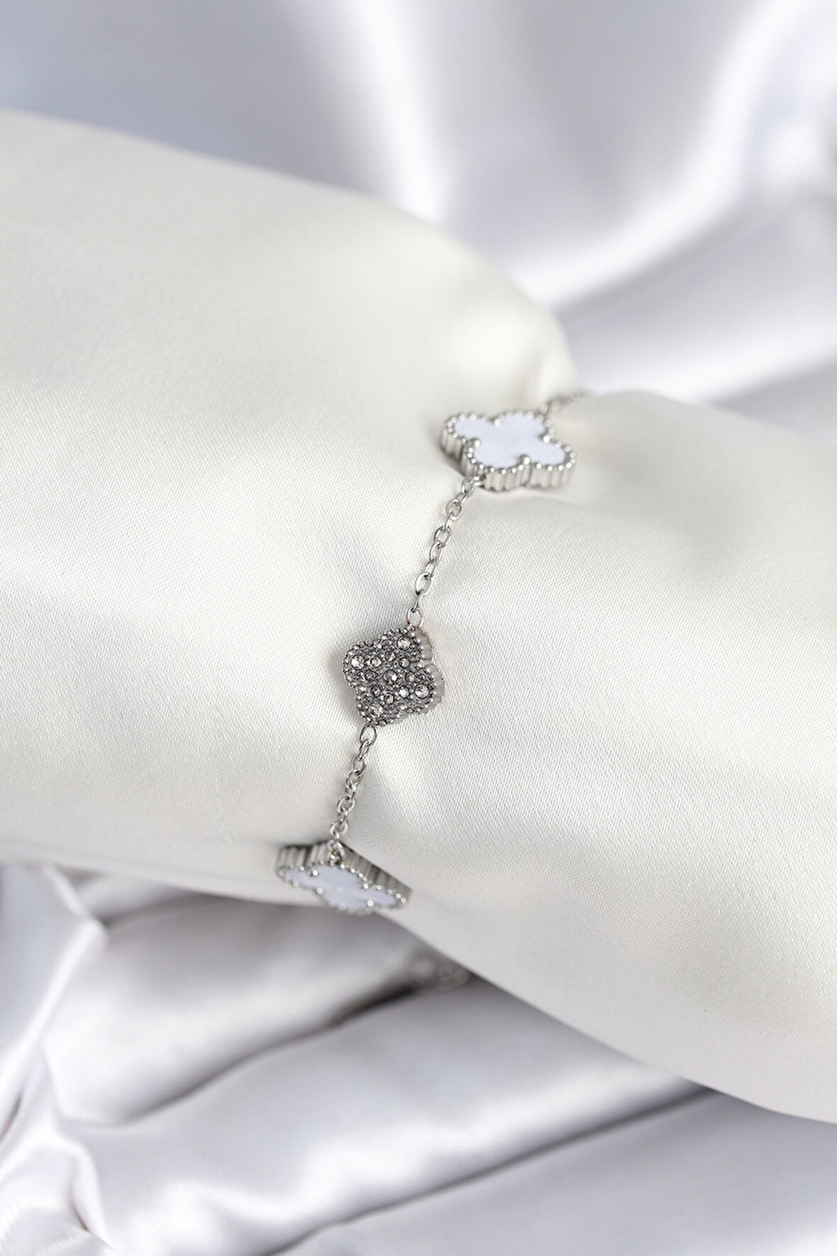 Zincir Gümüş Renk Zirkon Taşlı Yonca Beyaz Kadın Bileklik - EBJ250927W38024