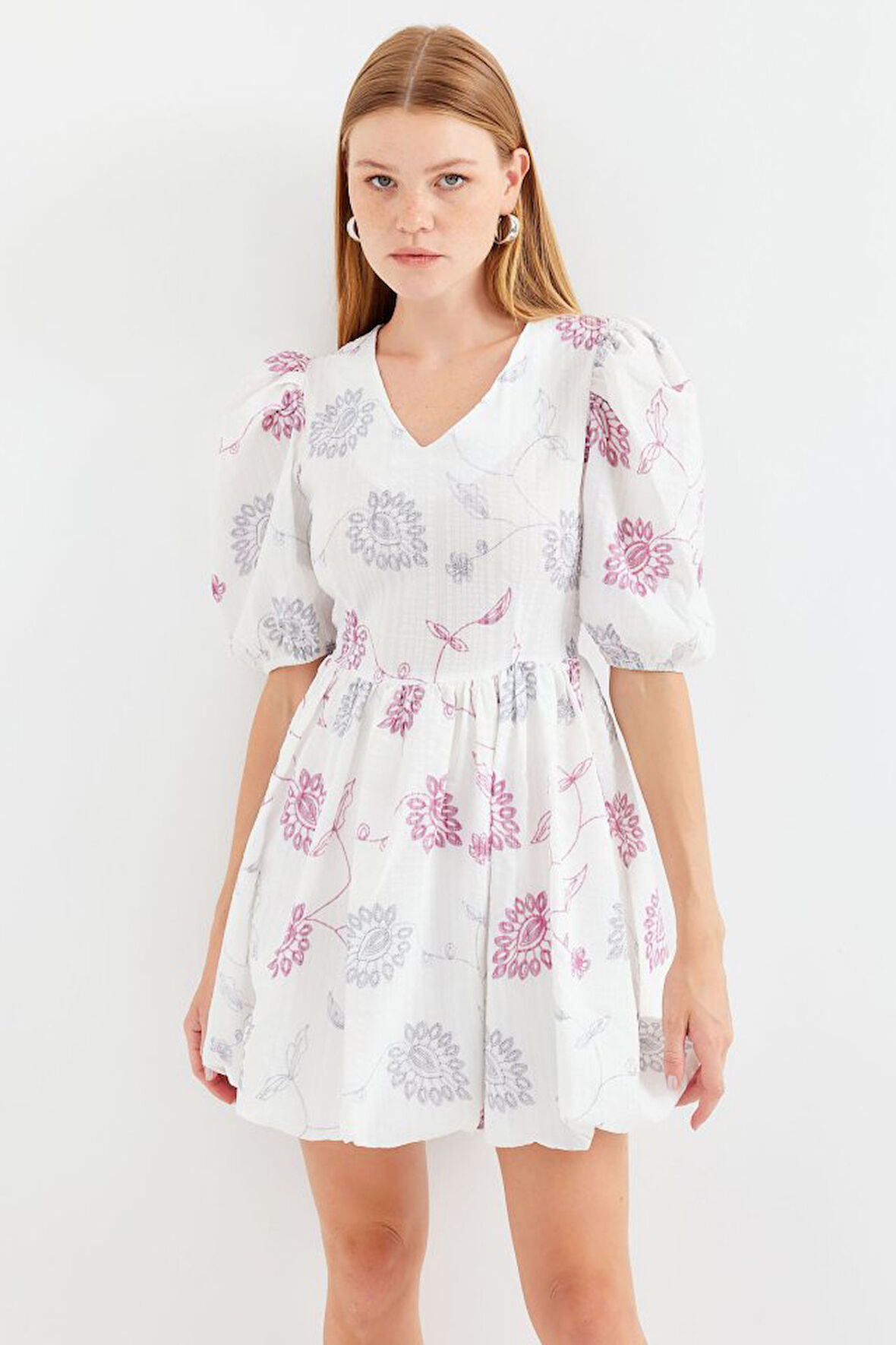 Ebedi 2506 Desenli V Yaka Mini Kloş Elbise - Ekru