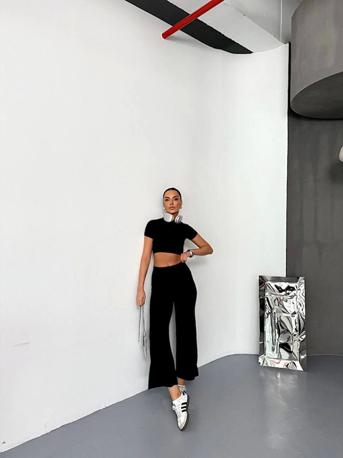 Ebedi Osy Modal Yumuşak Dokulu Kumaş Kısa Kollu Crop Alt Ispanyol Paça Pantalon Ikili Takım - Siyah
