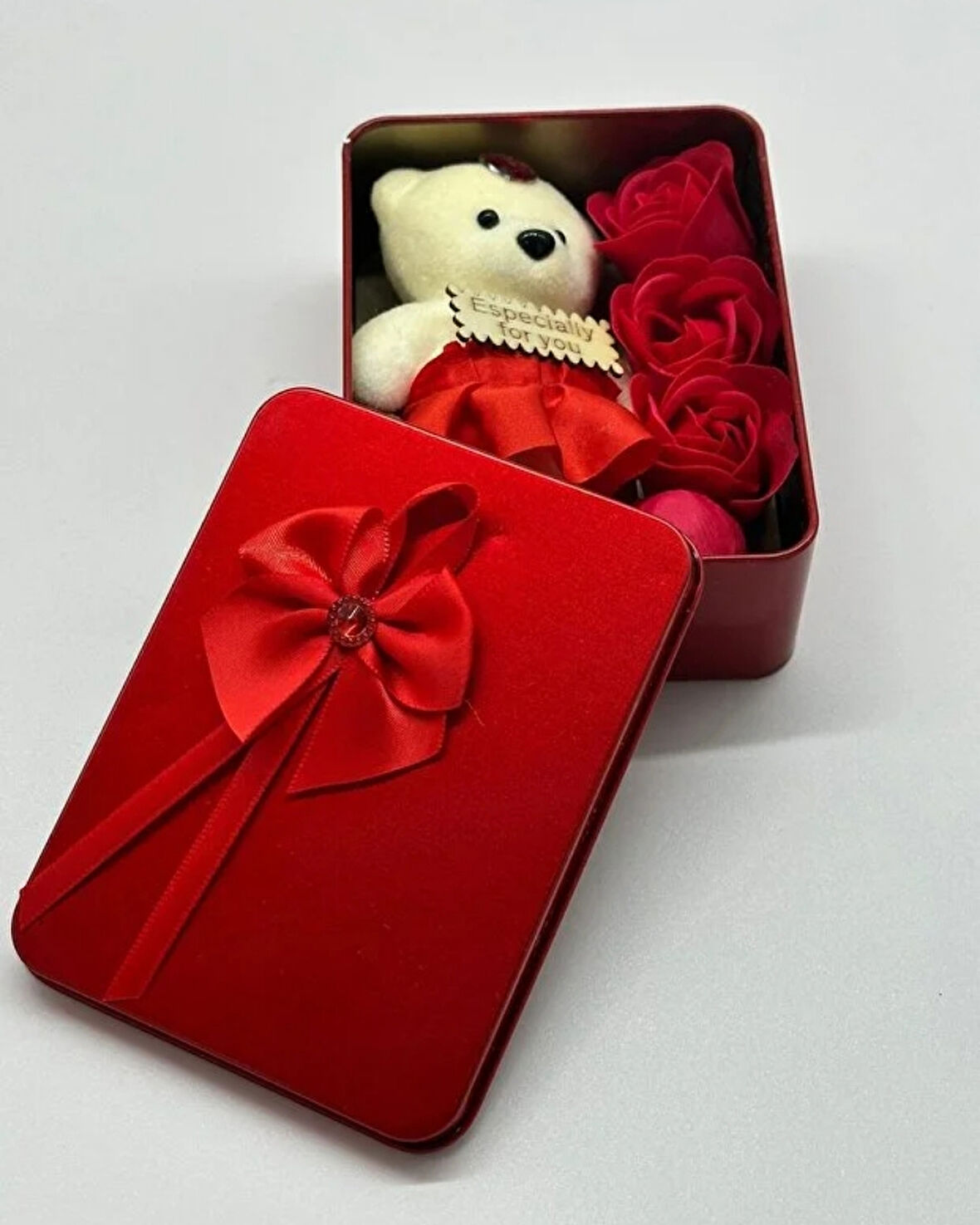 Kırmızı Metal Kutu İçinde Peluş Ayıcık ve Gül Seti – Hediye Kutusu, Sevgiliye Özel, Romantik Hediye