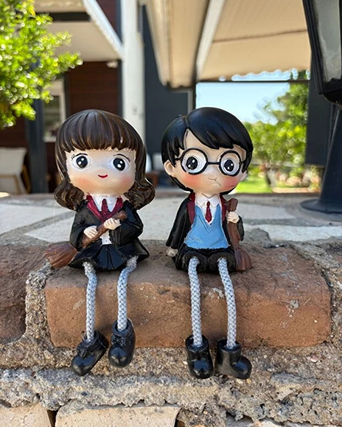 Büyücü Okulu Temalı Sallanan Bacaklı Sevimli Çift Biblo – Dekoratif Masa ve Raf Süsü