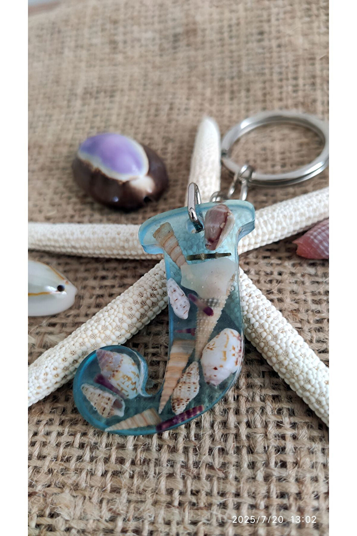 "J" HARFİ - Açık Mavi Deniz Epoksi Harf Anahtarlık – Gerçek Deniz Kabuğu, El Yapımı, Benzersiz