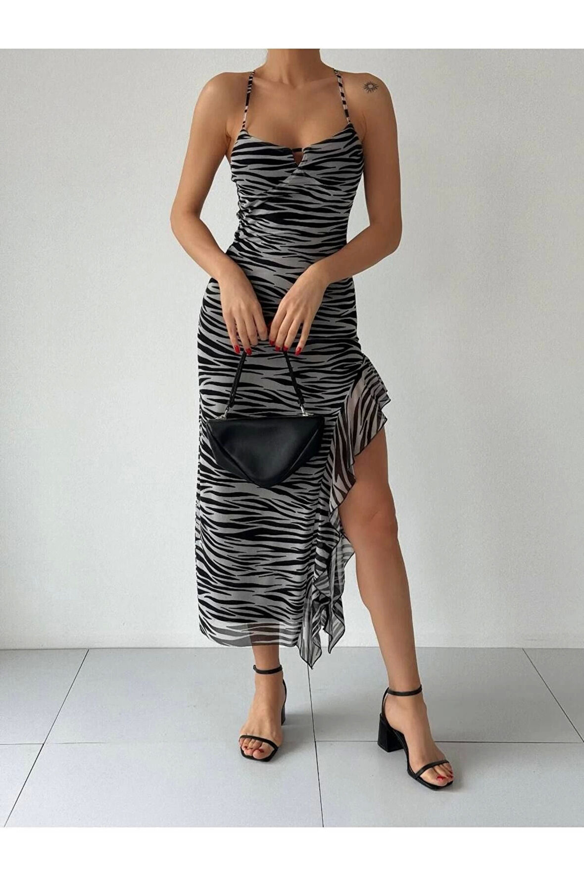 Zebra Desenli Yırtmaçlı Tül Elbise