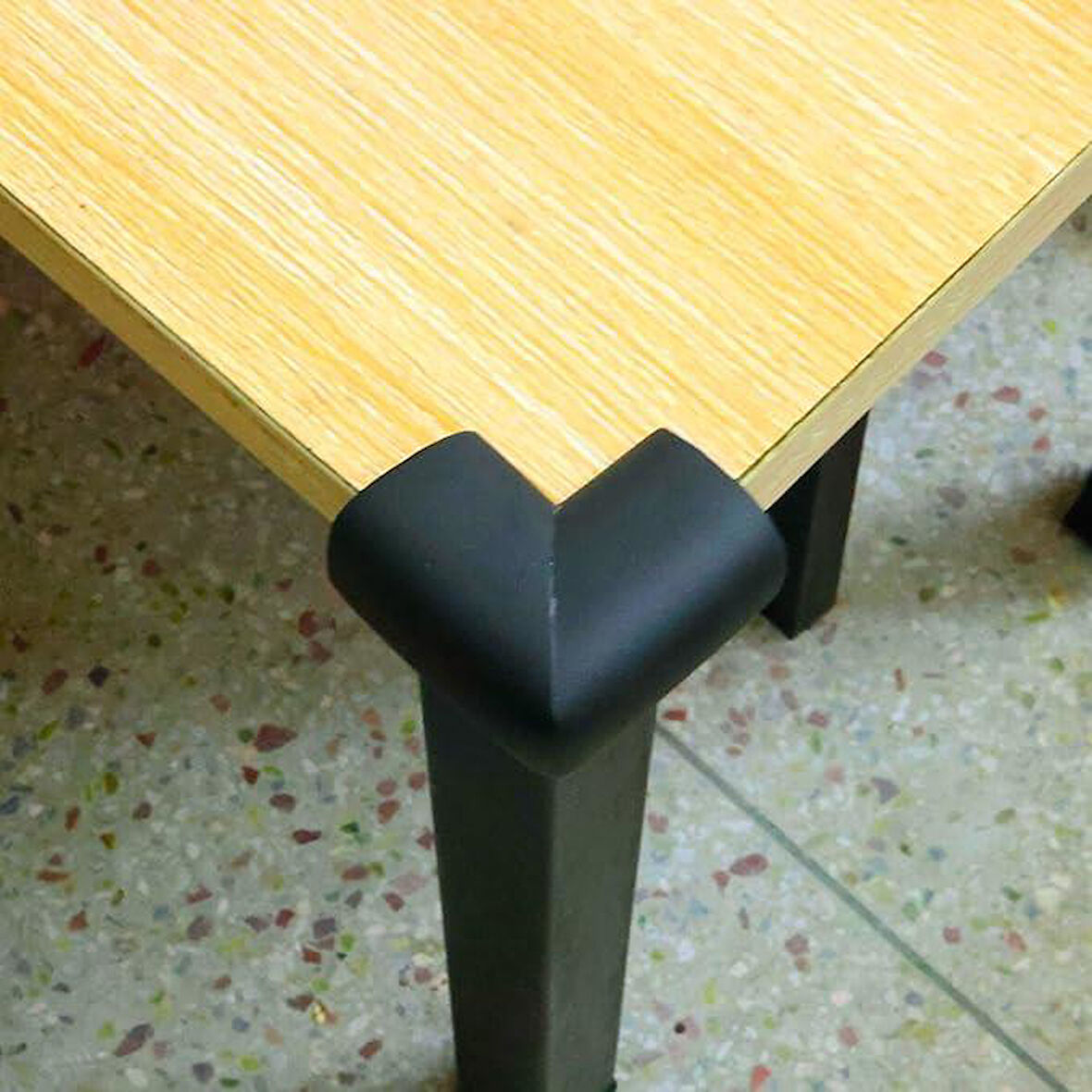 4'lü V Tipi Siyah Köşe Koruyucu 