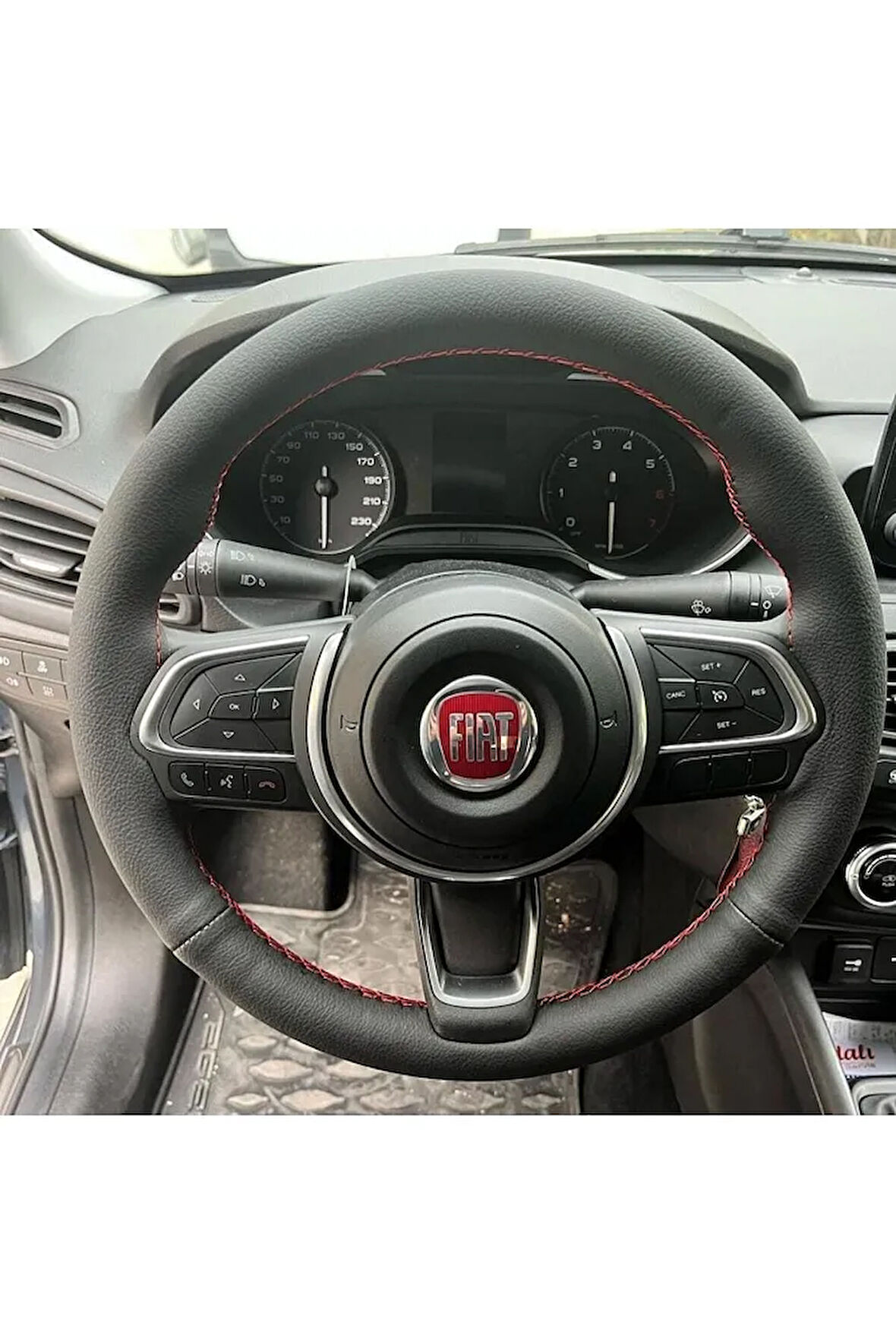 Üniversal Dikmeli Direksiyon Kılıfı (KIRMIZI İPLİ)Fiat Egea Easy PLASTİK DİREKSİYON İÇİN UYUMLUDUR