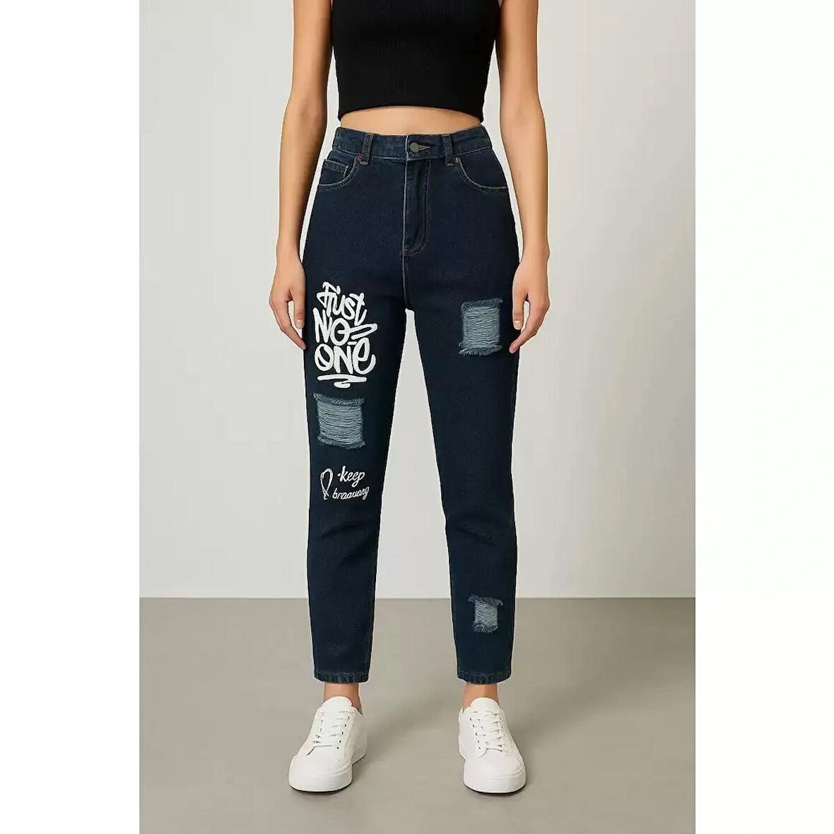 KADIN JEANS- YIRTIK VE YAZI DETAYLI BOYFRİEND KOT PANTOLON