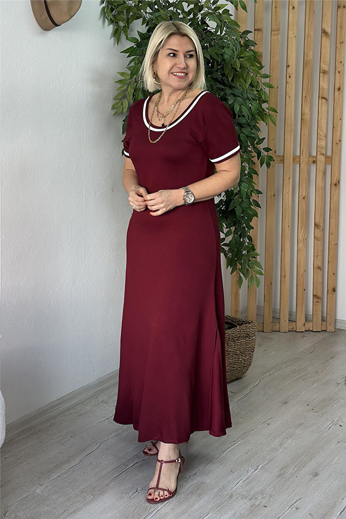 Bordo Yaka ve Kol Biteli Yandan Yırtmaçlı Elbise