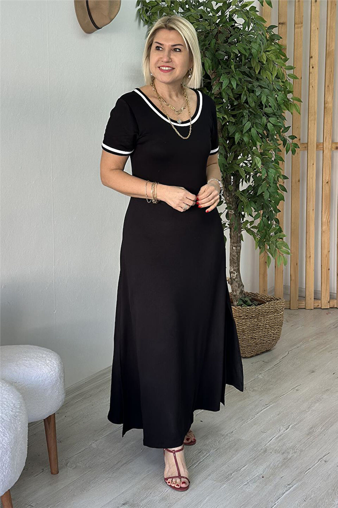 Siyah Yaka ve Kol Biteli Yandan Yırtmaçlı Elbise