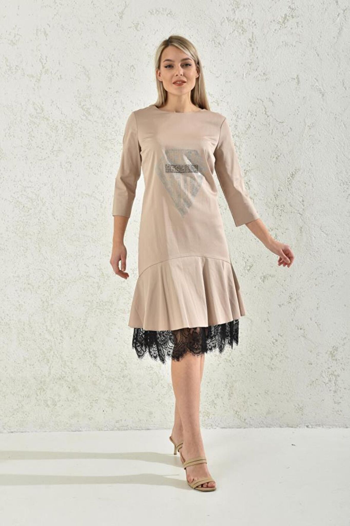 Yuvarlak Yaka Taş ve Dantelli Bej Pileli Kadın Elbise