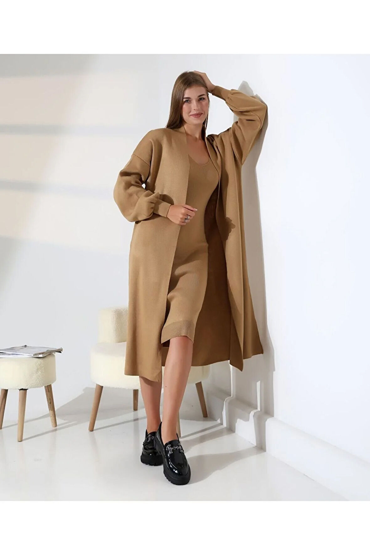 Zamansız Stil: Uzun Triko Hırka ve Elbise İkilisi