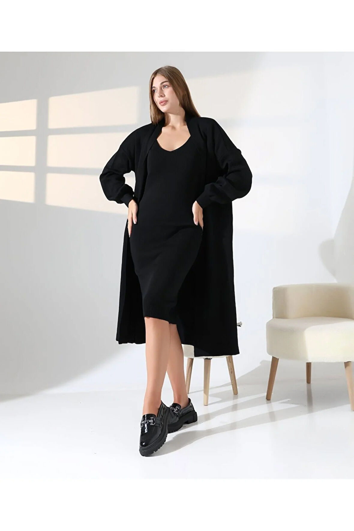 Zamansız Stil: Uzun Triko Hırka ve Elbise İkilisi