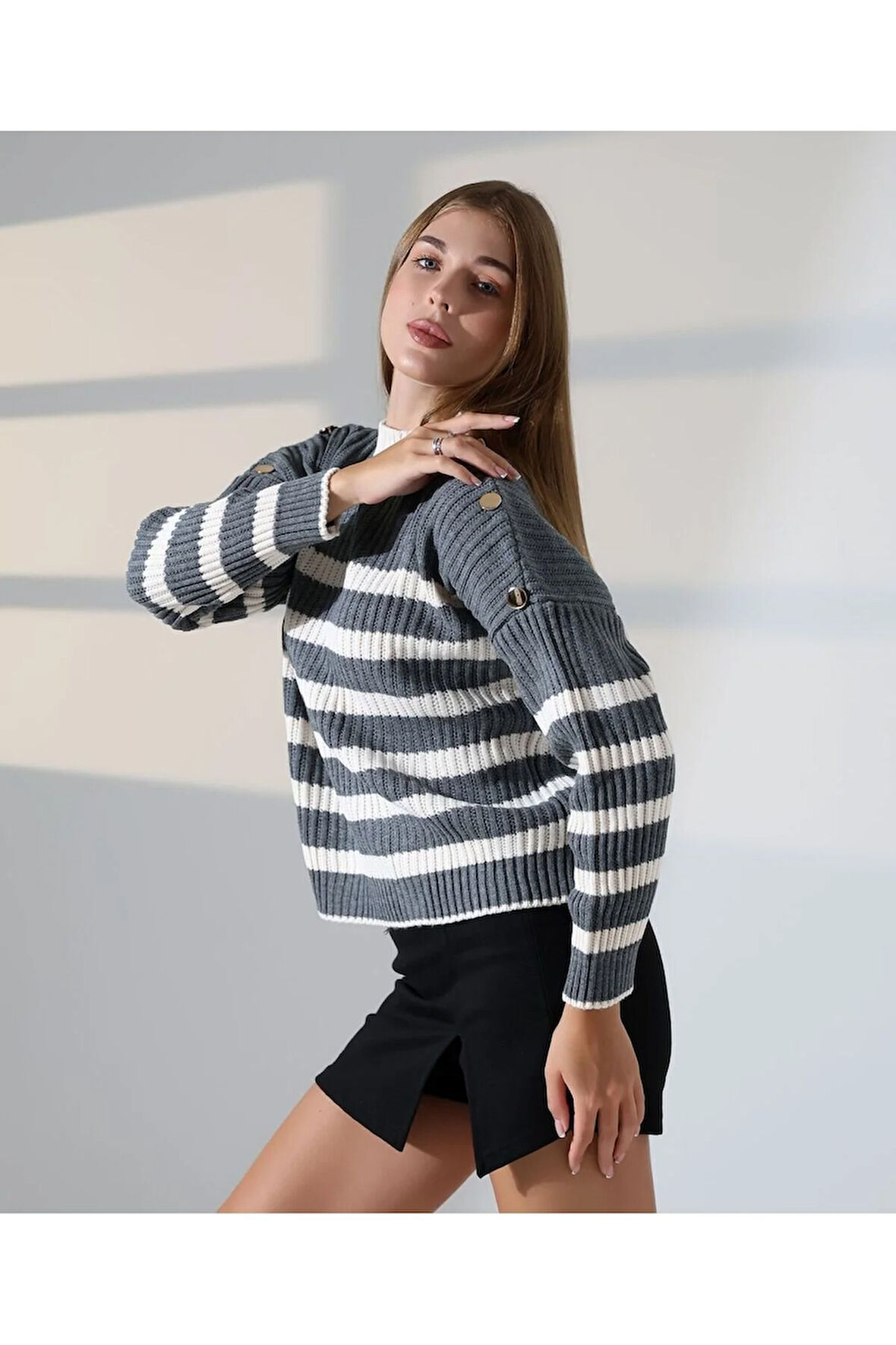 Zarif Düğme Detay Çizgili Triko Kazak