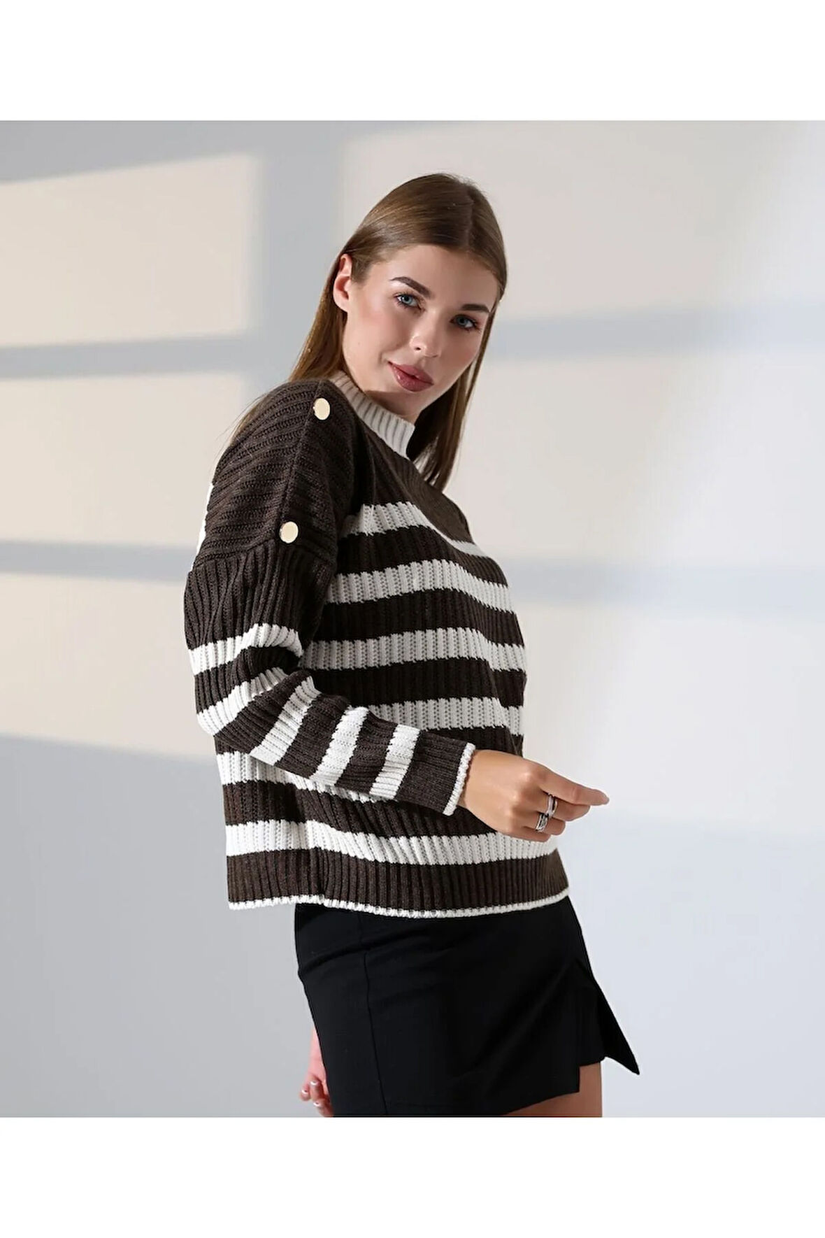 Zarif Düğme Detay Çizgili Triko Kazak