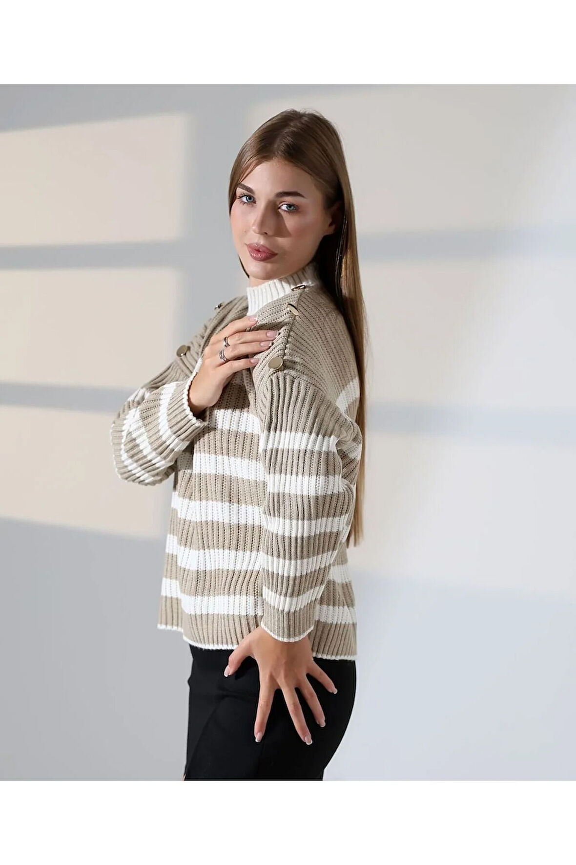 Zarif Düğme Detay Çizgili Triko Kazak