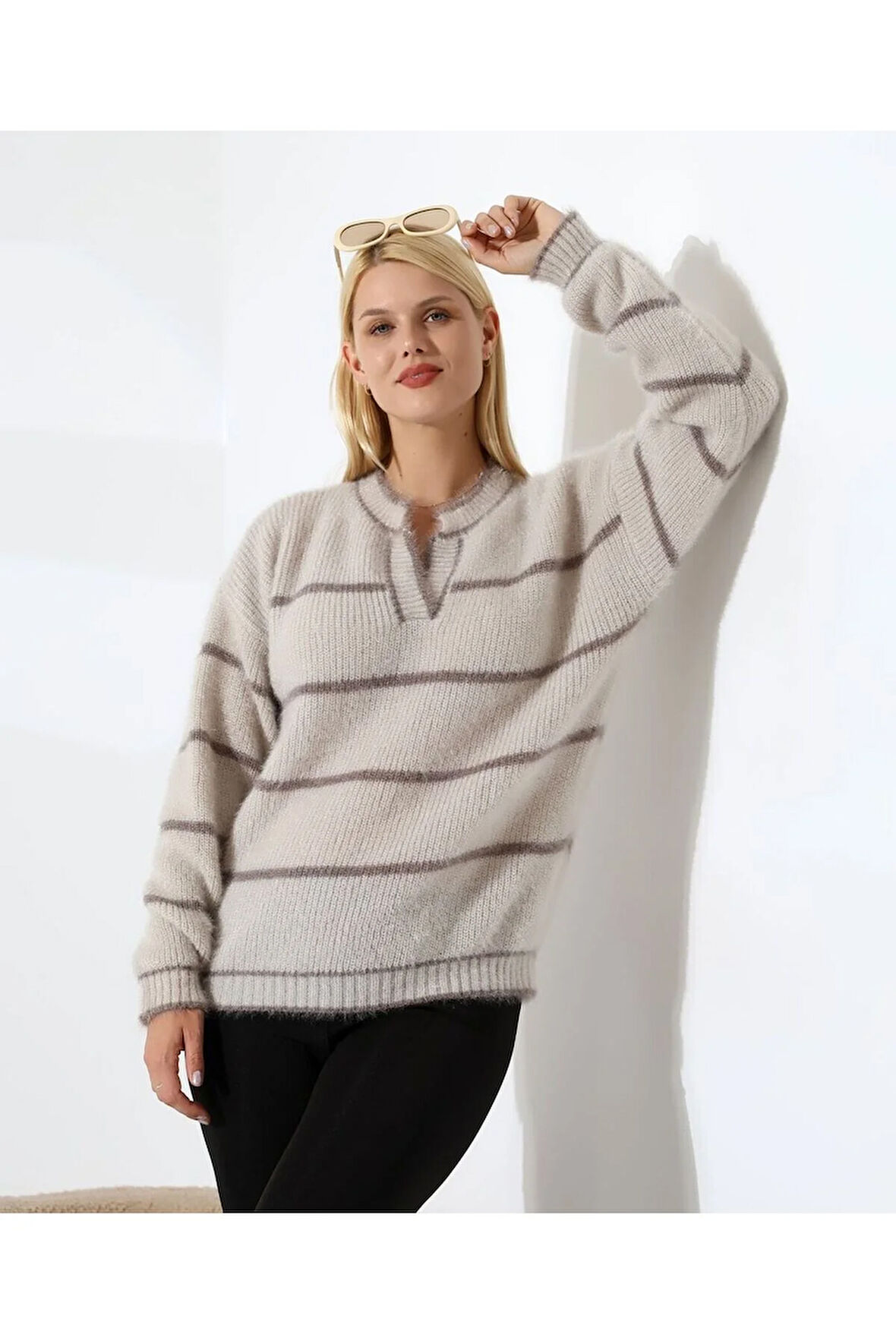 Yaka V Kesimli Tüylü Çizgili Triko Kazak