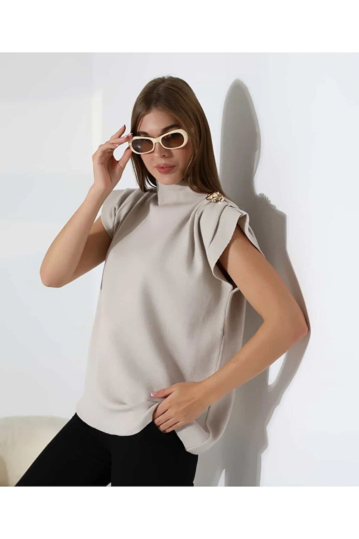 Zarif Omuz Detaylı Dik Yaka Triko Bluz