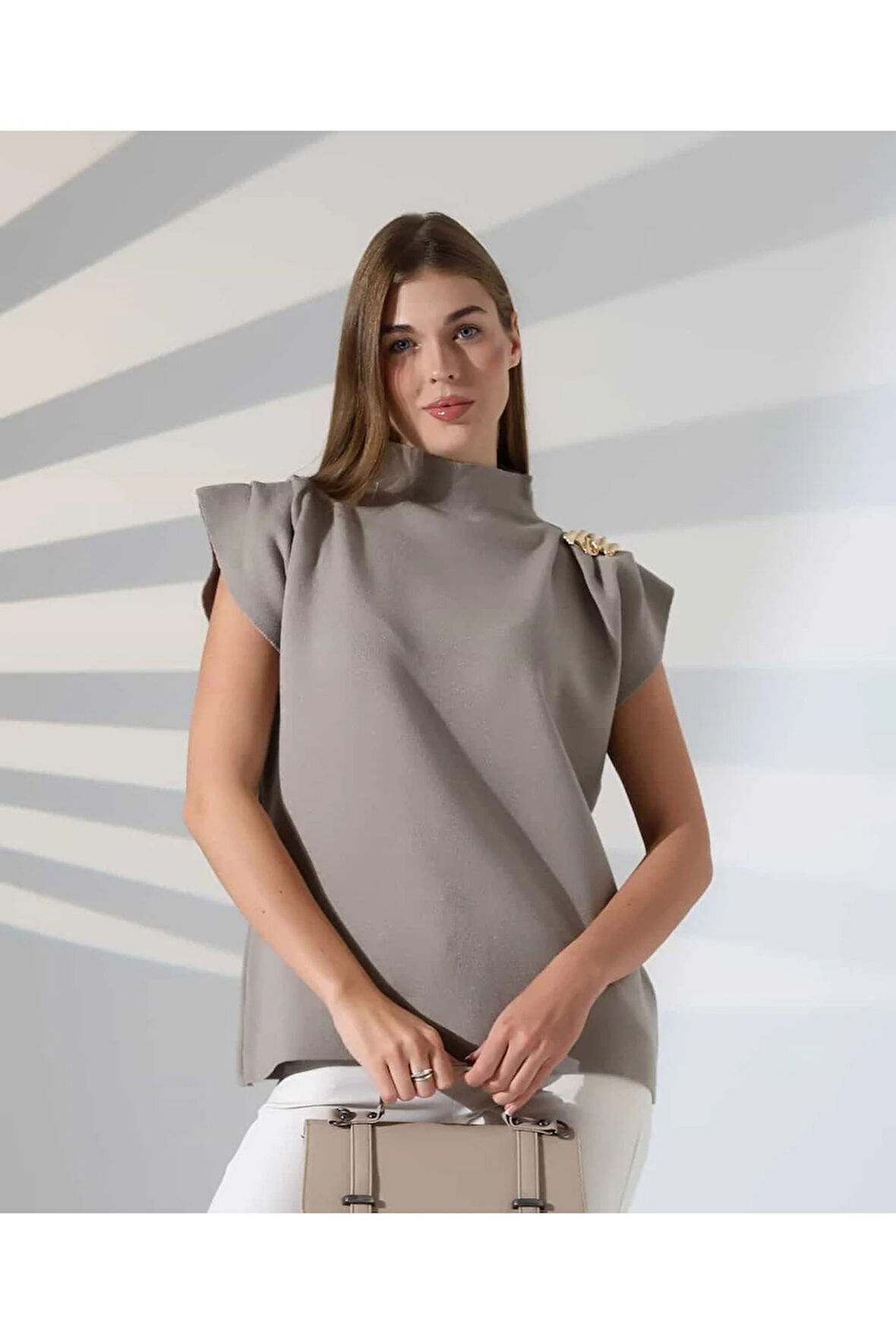 Zarif Omuz Detaylı Dik Yaka Triko Bluz