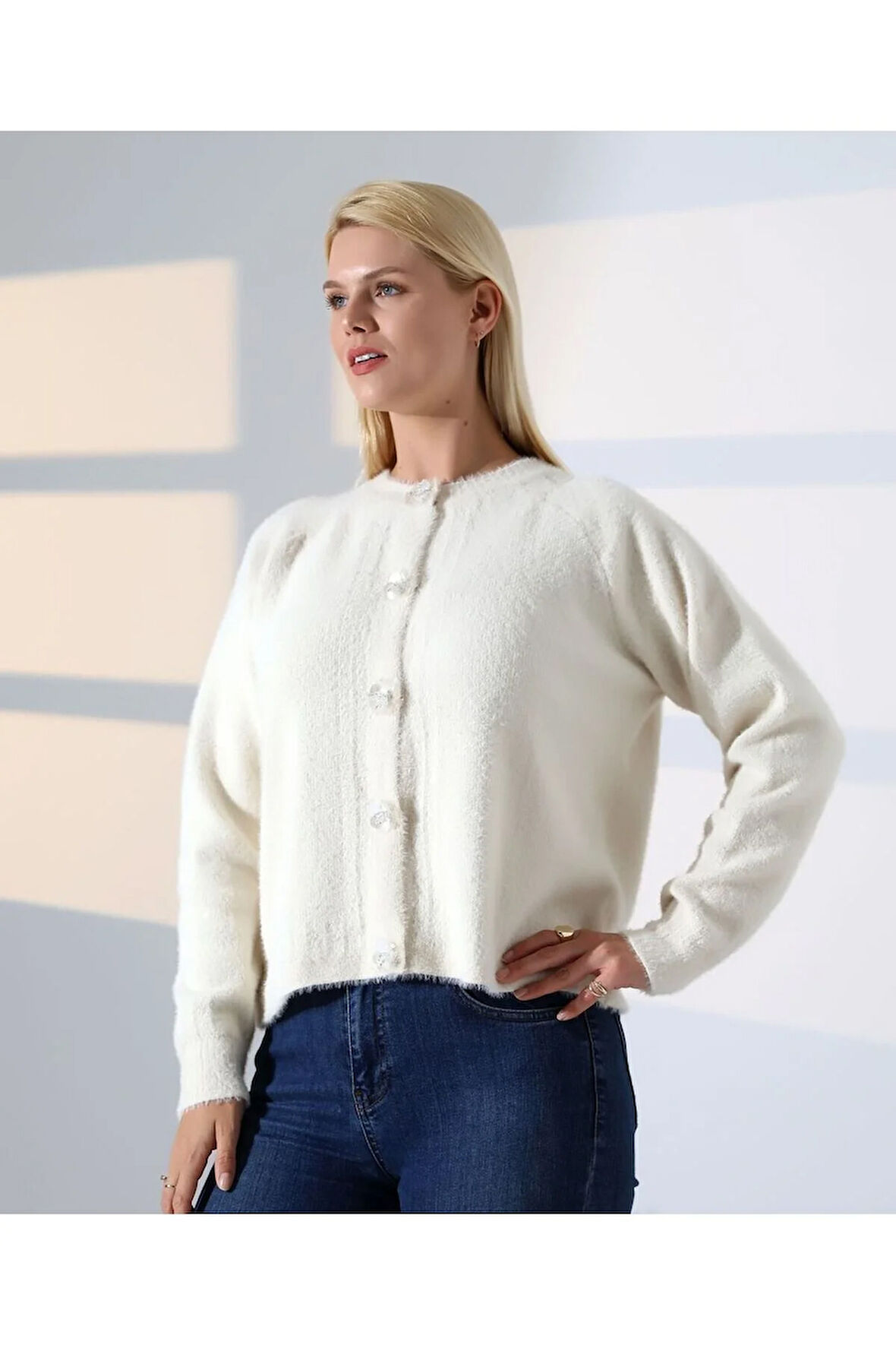 Çiçek Düğmeli Yumuşak Dokulu Triko Hırka