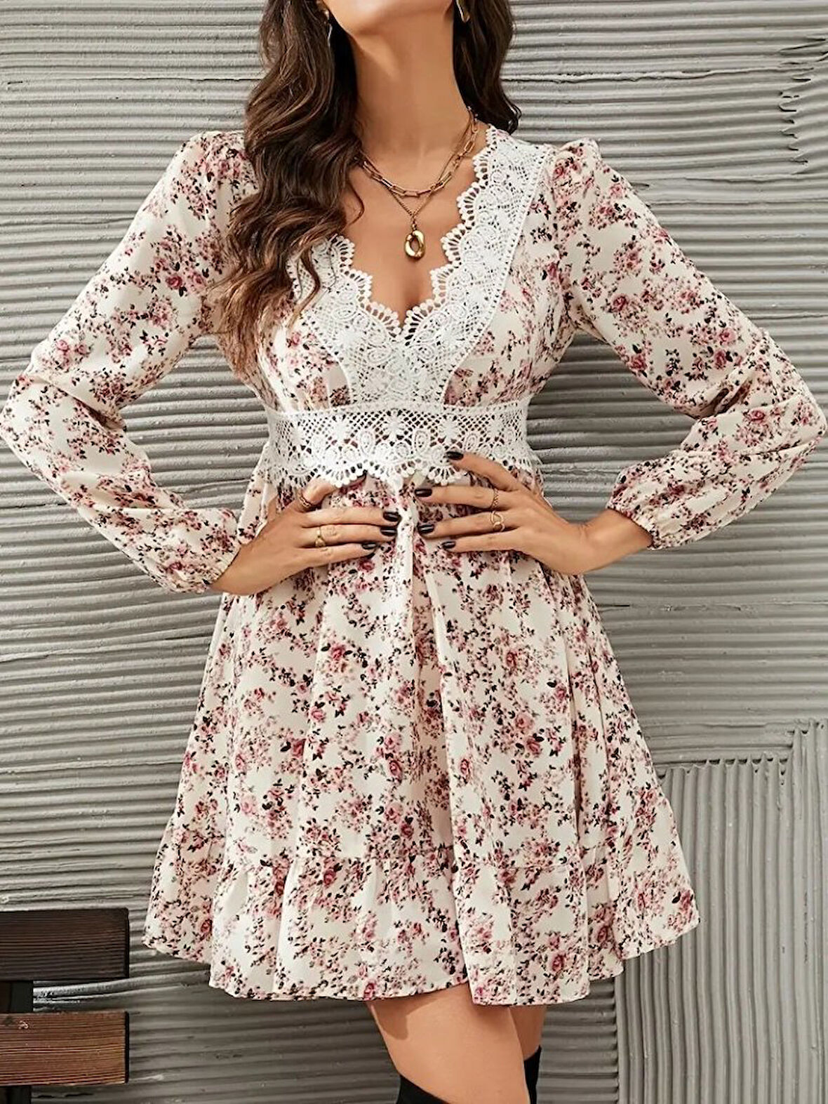 EQURİ Kadın Uzun Kollu Dantel V Yakalı Mini Desenli Süprem Elbise