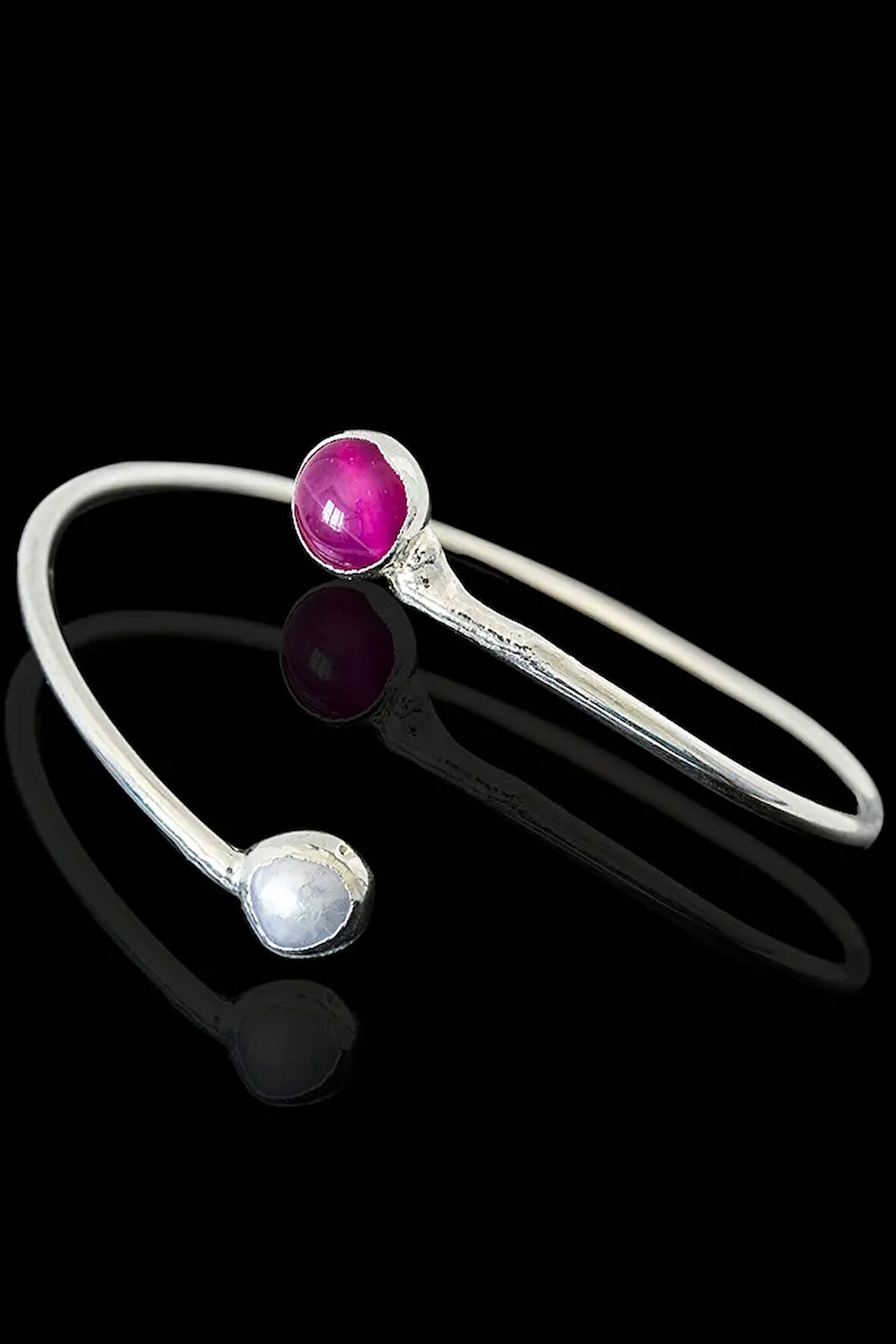 Sertifikalı Gümüş Renk Kelepçe Model Bileklik - (PEMBE AKİK - GERÇEK İNCİ)