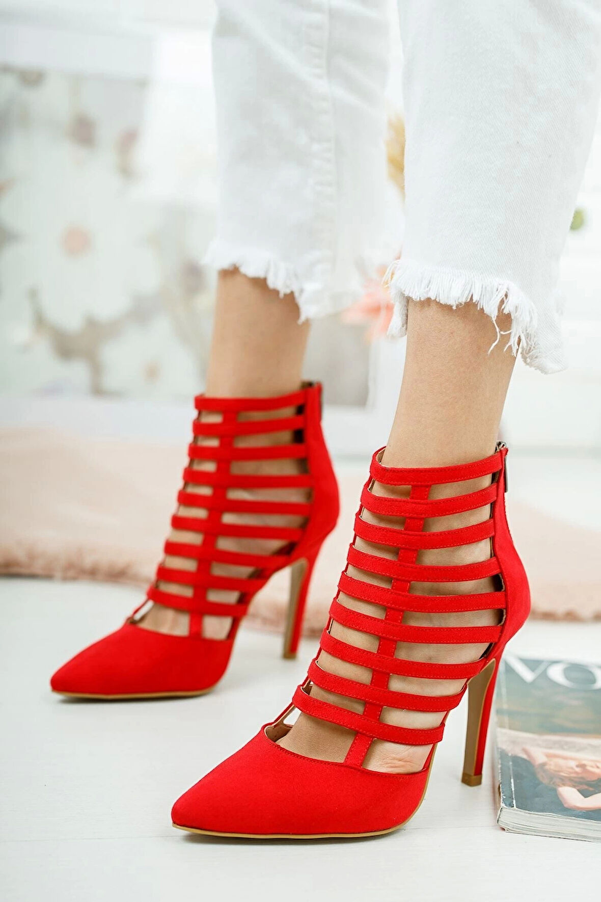 Kadın Bant Detaylı Topuklu Ayakkabı Arka Fermuarlı Sivri Burun Model