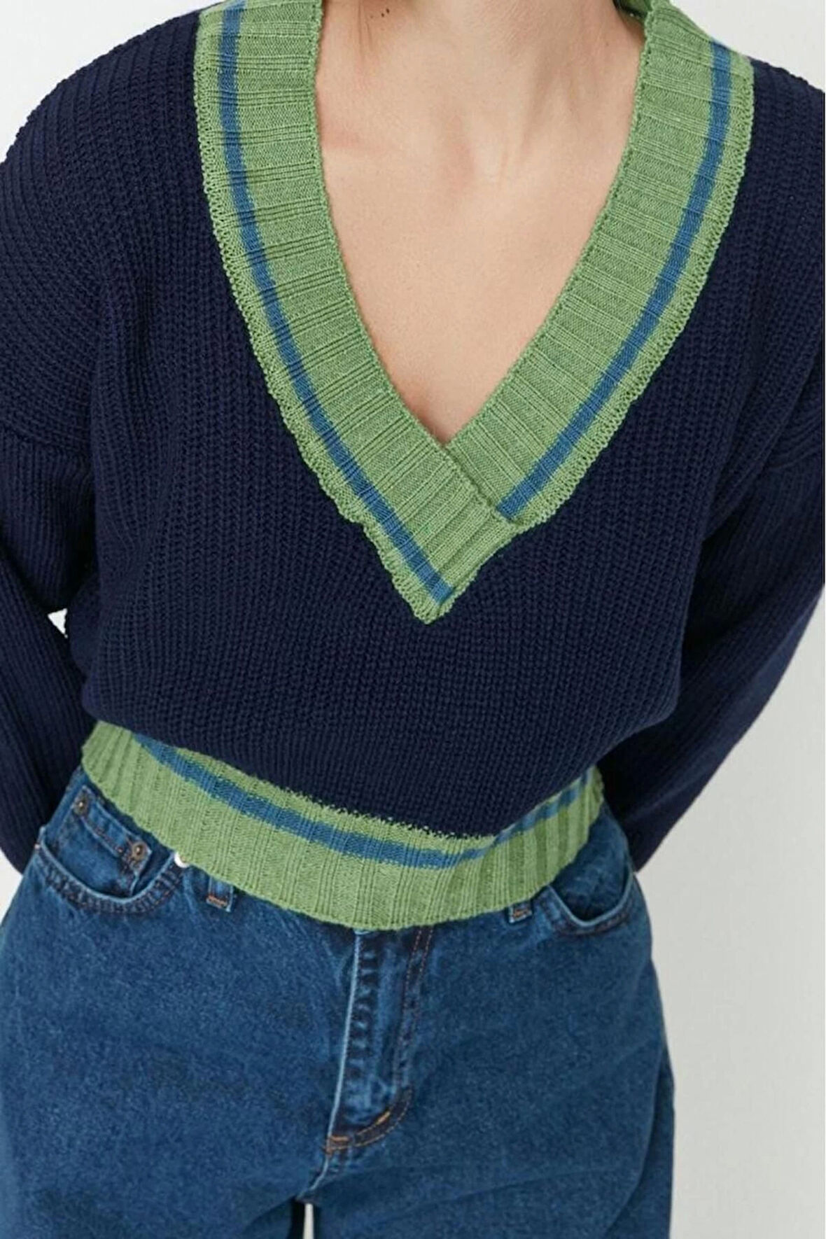 Kadın Modern Tarz Rahat Uzun V Yaka Renk Bloklu Kol Crop Triko Kazak