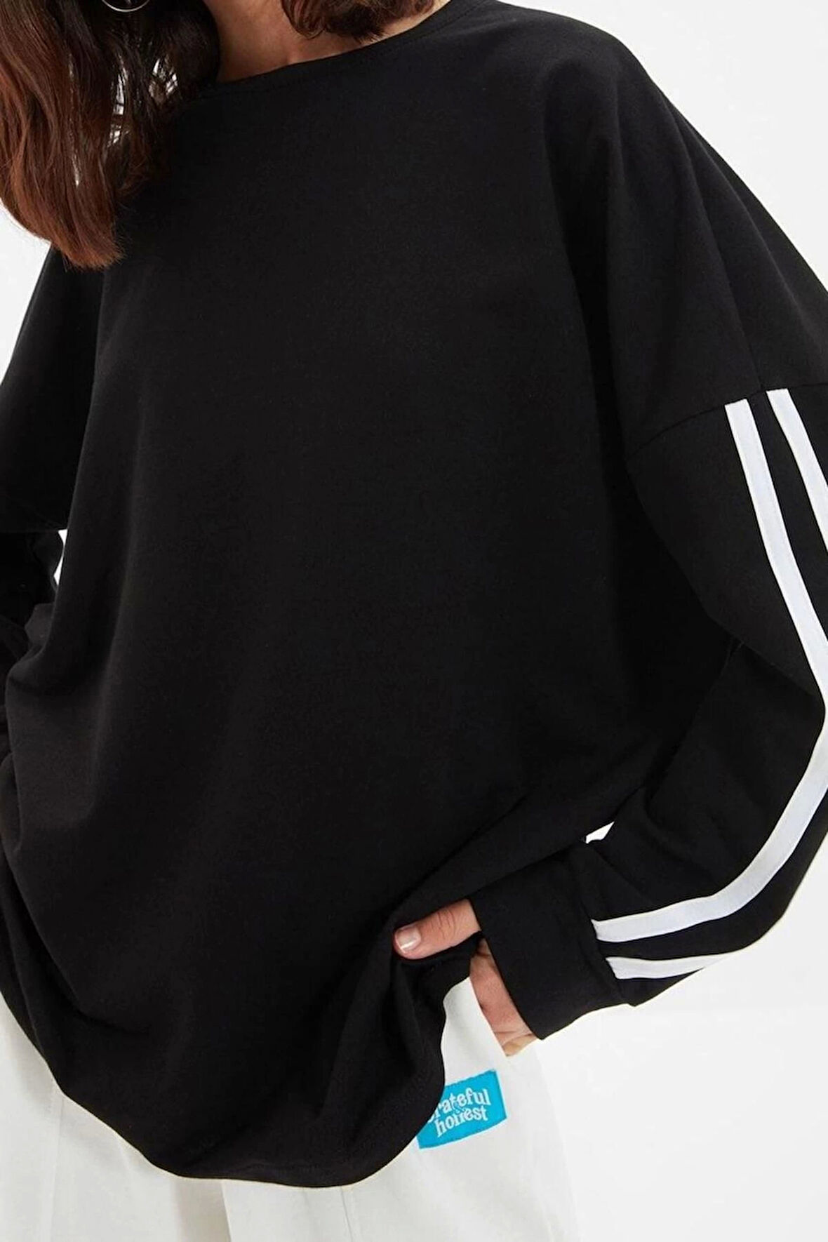 Tarz Oversize Bisiklet Yaka Düşük Kol Uzun Şerit Detaylı Geniş Kalıp İnce Örme Sweatshirt