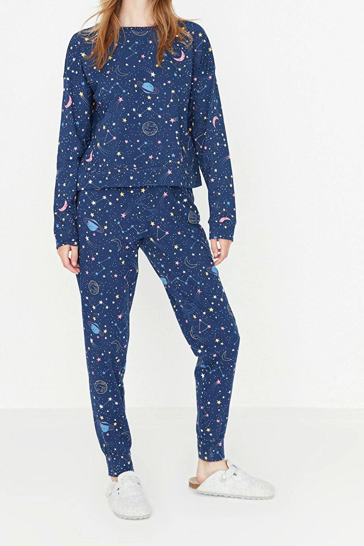 Tarz Rahat Uzun Kollu Lastikli Paça %100 Pamuklu Galaksi Desenli Örme Pijama Takımı