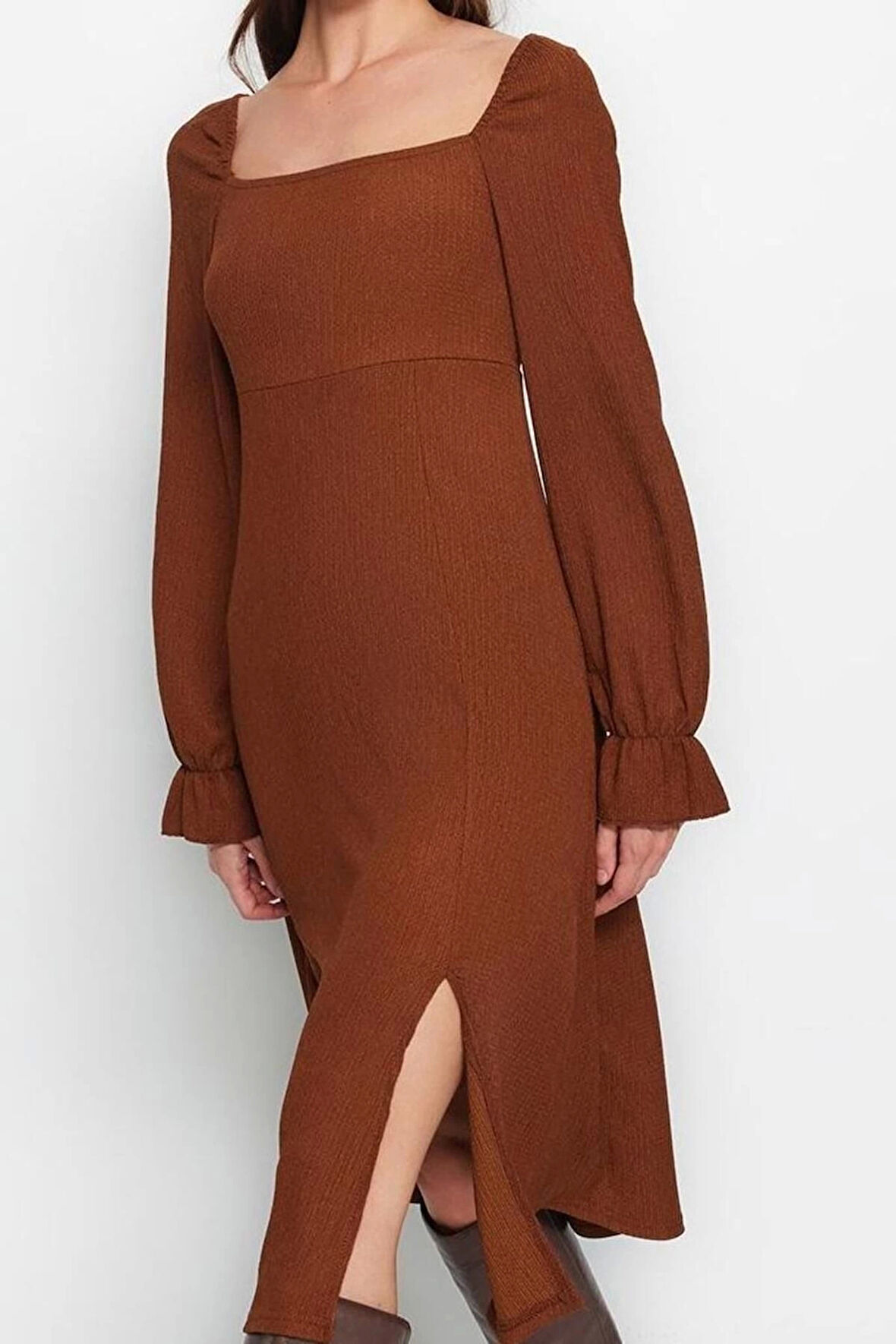 Moda Stil Kloş Kare Yaka Midi Boy Bürümcük Dokulu Yırtmaçlı Örme Elbise