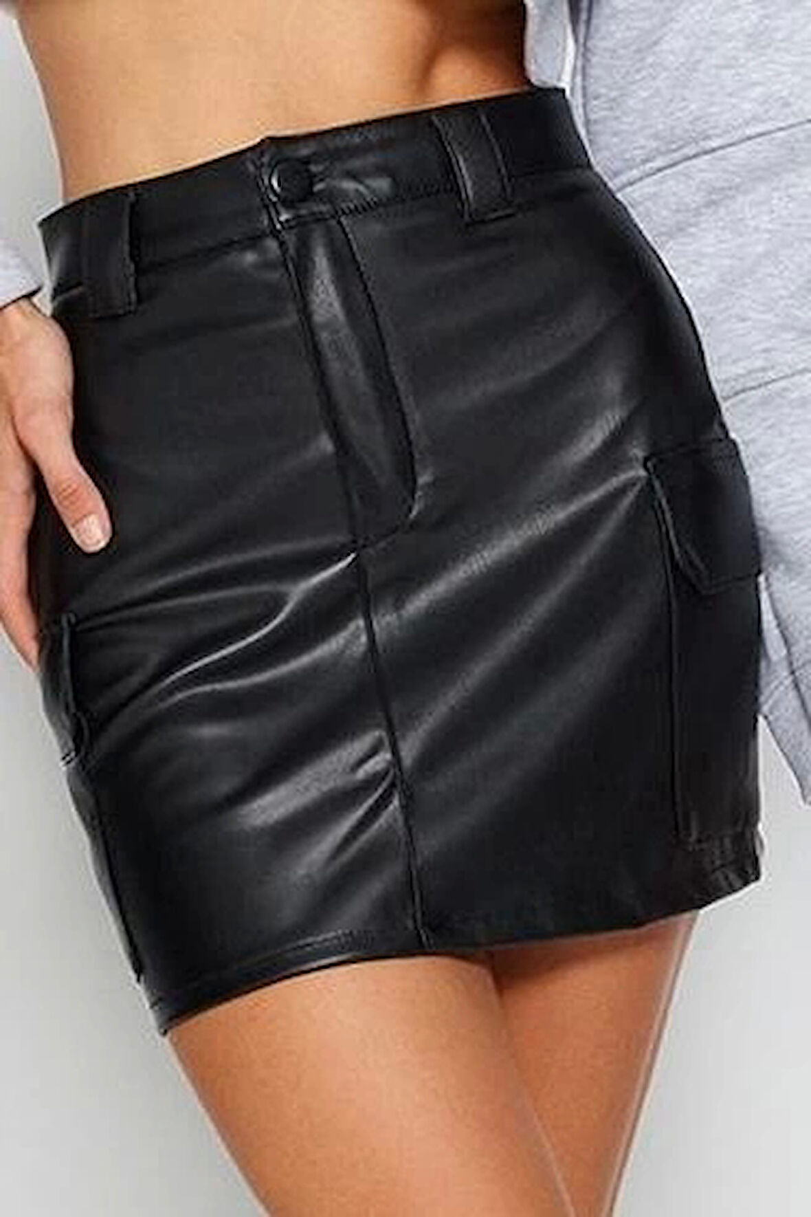 Modern Tarz Astarsız Örme Mini Boy Suni Deri Kargo Cepli Yüksek Bel Vücuda Oturan Mini Etek