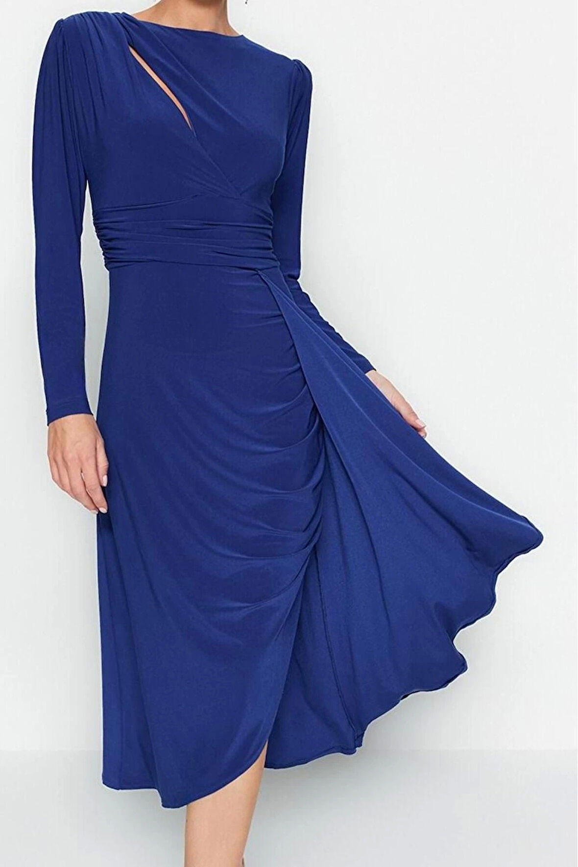 Moda Stil Fitted Bisiklet Yaka Midi Boy Vücuda Oturan Cut Out Pencere Detaylı Şık Abiye Elbise